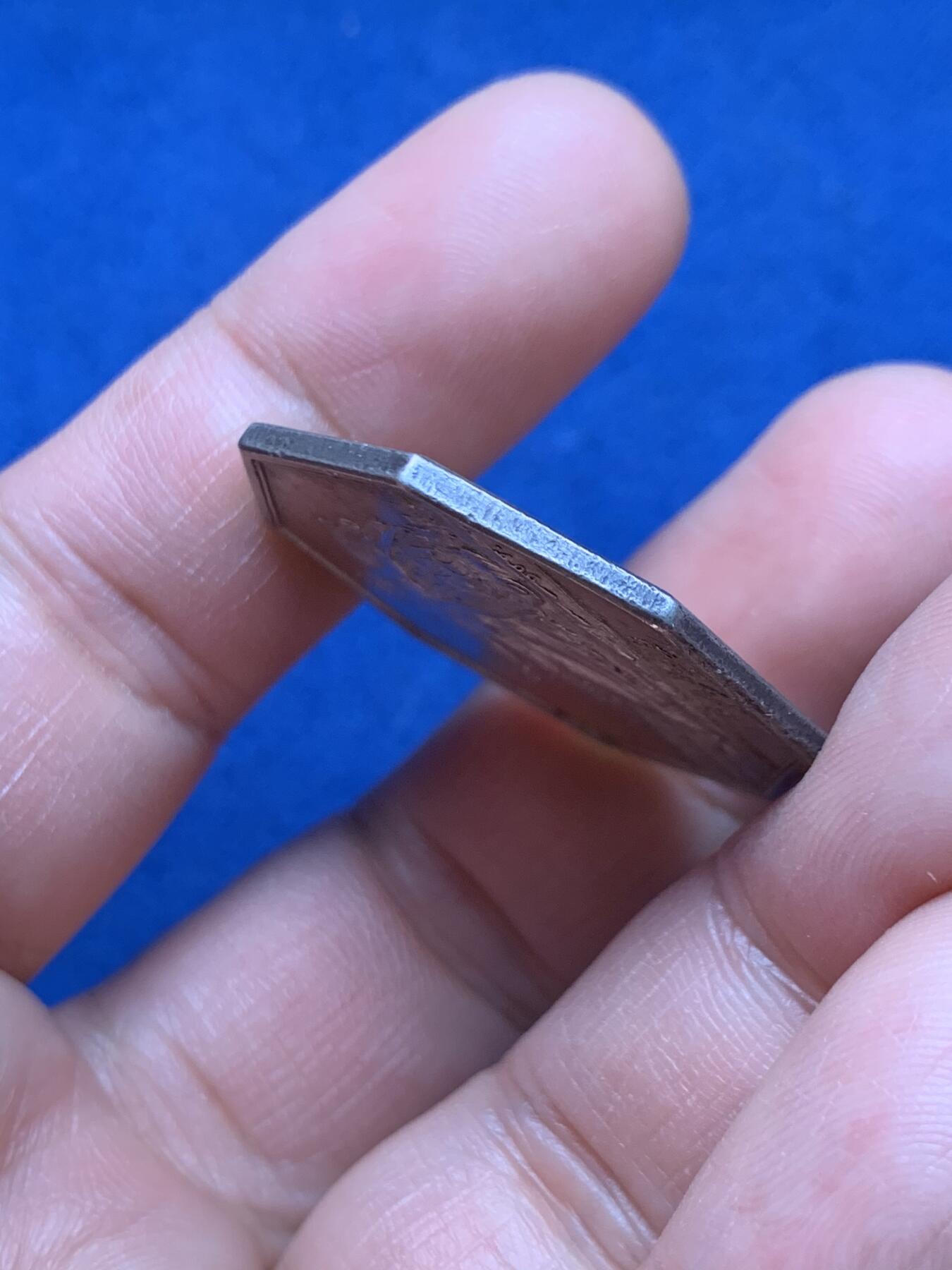 《竞宝斋》第472场 周日，周一，周二 3场连拍 （全场包邮）欢迎送拍 法国1763年带有巴黎教务长庞卡雷文章的八角银质代币，背后建筑罗浮宫和巴黎圣母院，14.41g，32mm，早期无边铭