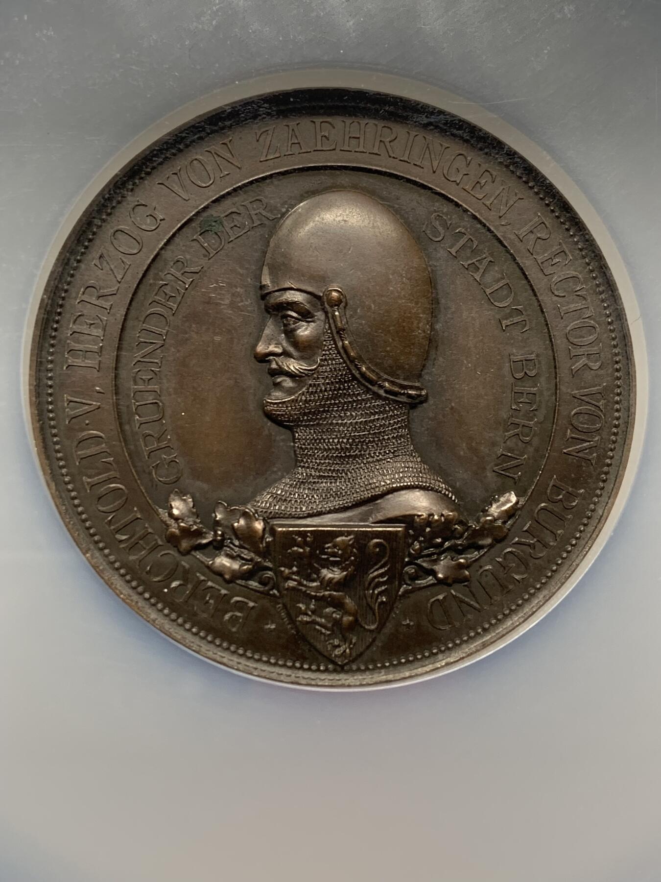 《竞宝斋》第472场 周日，周一，周二 3场连拍 （全场包邮）欢迎送拍 NGC MS62BN 1891年瑞士伯尔尼建成700周年纪念超大铜章，非常著名的鸡蛋头盔甲，超高浮雕超大盒，自藏佳品。加大加厚盒