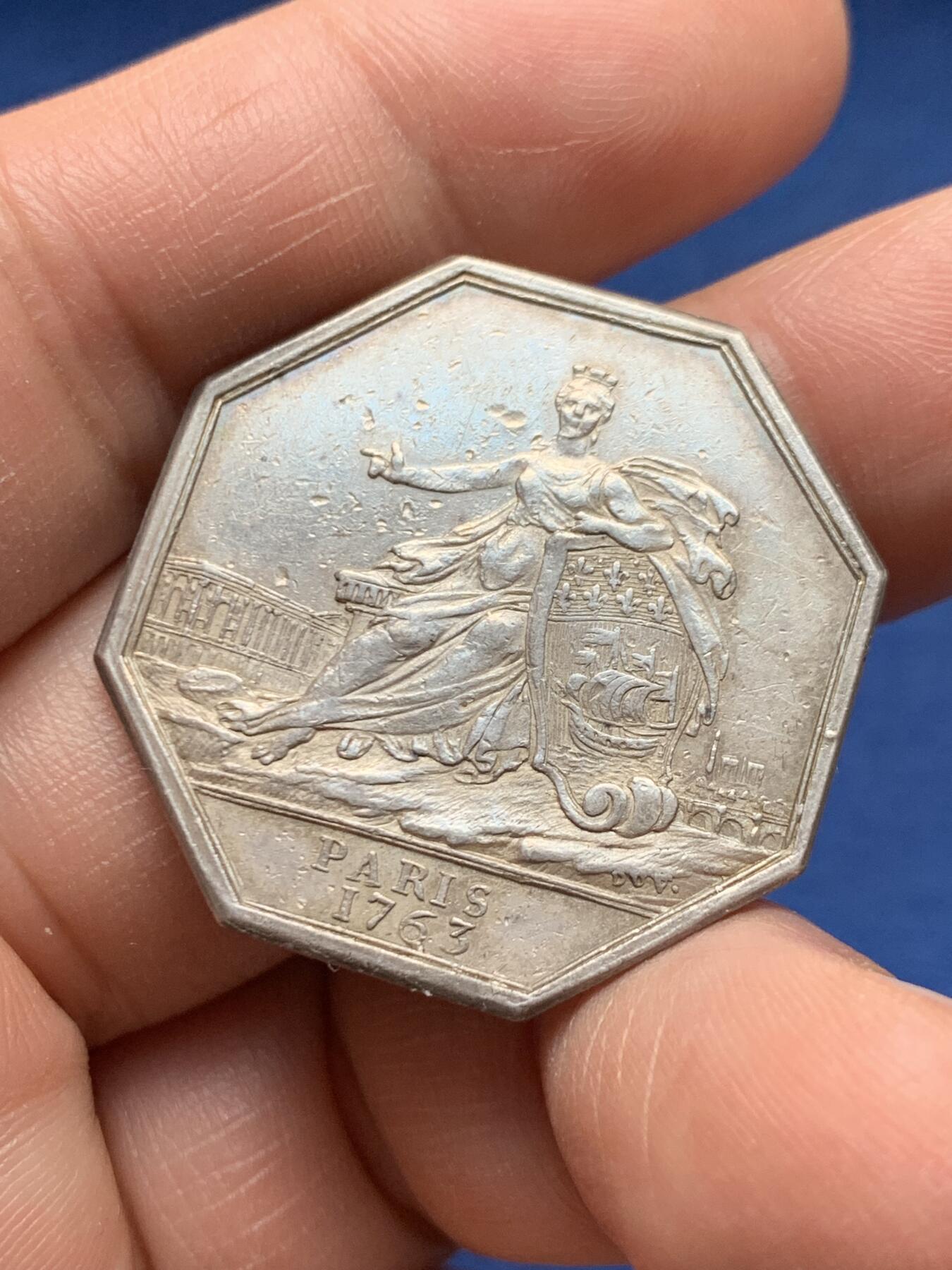 《竞宝斋》第472场 周日，周一，周二 3场连拍 （全场包邮）欢迎送拍 法国1763年带有巴黎教务长庞卡雷文章的八角银质代币，背后建筑罗浮宫和巴黎圣母院，14.41g，32mm，早期无边铭