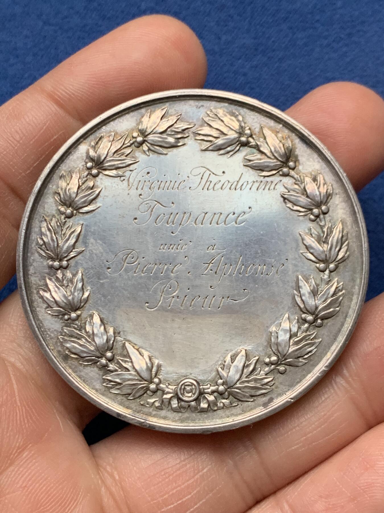 《竞宝斋》第472场 周日，周一，周二 3场连拍 （全场包邮）欢迎送拍 法国结婚纪念银章，泰里斯旧藏，《结婚币章目录》书中原物，目录编号632，T＆P花体字，由Toupane和 Prieur夫妇发行，64.25g，50.3mm，蜜蜂边铭，这么大尺寸的婚章很罕见