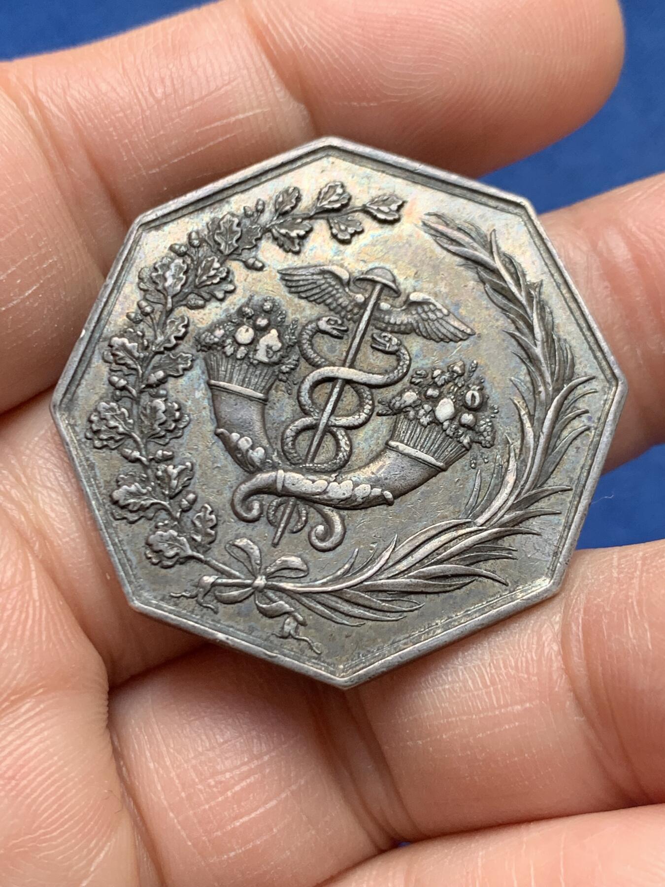 《竞宝斋》第472场 周日，周一，周二 3场连拍 （全场包邮）欢迎送拍 法国波尔多银行八角银质代币，16.11g，34.6mm，油灯边铭