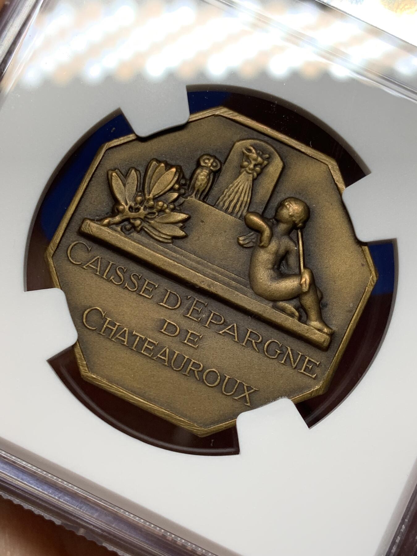 《竞宝斋》第472场 周日，周一，周二 3场连拍 （全场包邮）欢迎送拍 NGC MS64BN 高分 法国储蓄银行八角铜质代币，少见款。法国名家 Marcel Dammann设计雕刻，采用了新古典主义风格，细节唯美。