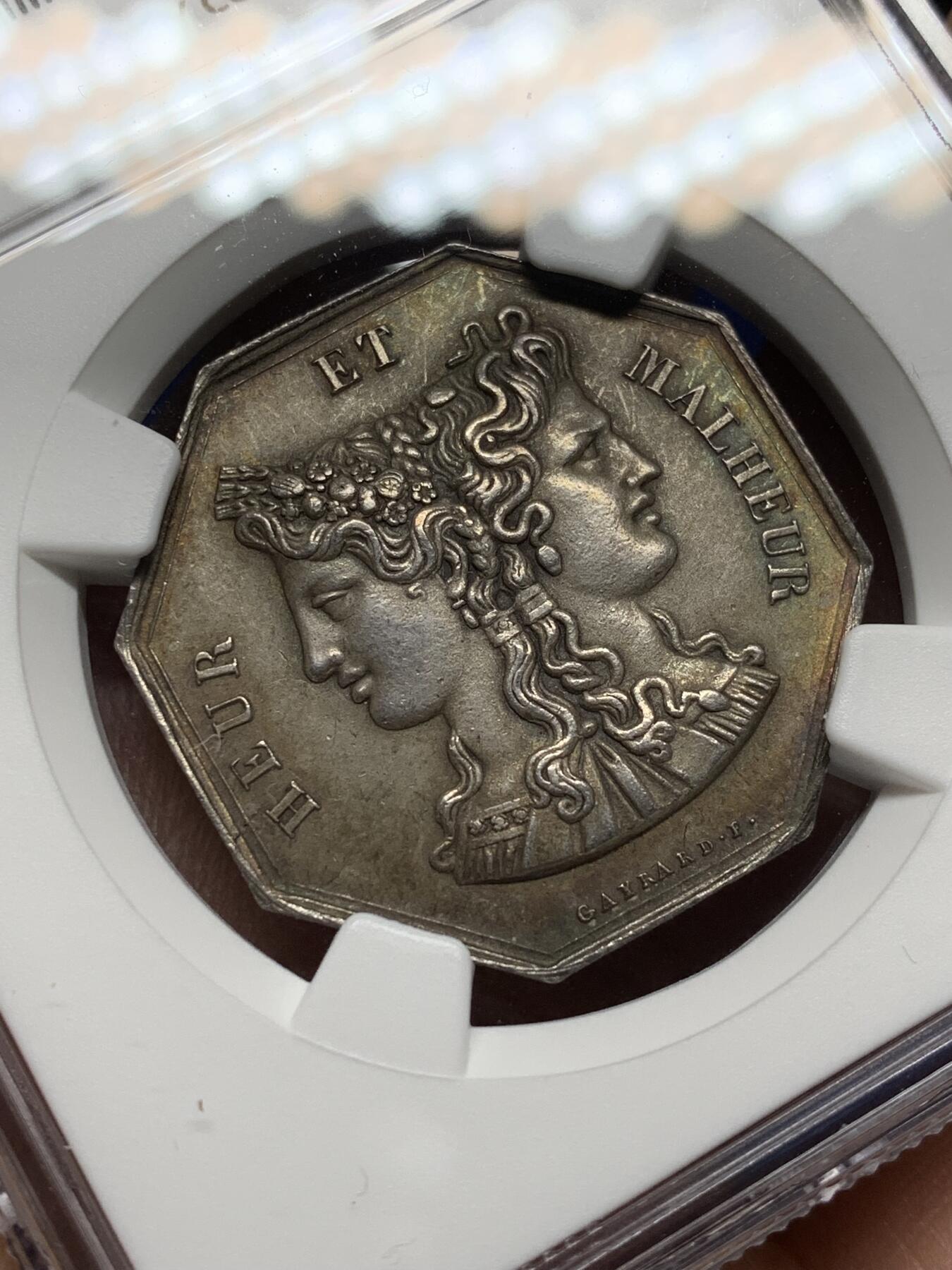 《竞宝斋》第472场 周日，周一，周二 3场连拍 （全场包邮）欢迎送拍 NGC MS62 法国双面神雅努斯婚姻爱情题材八角银质jeton，命运之神摩伊赖牵着丘比特：爱情被命运牵着，蒙住了眼睛