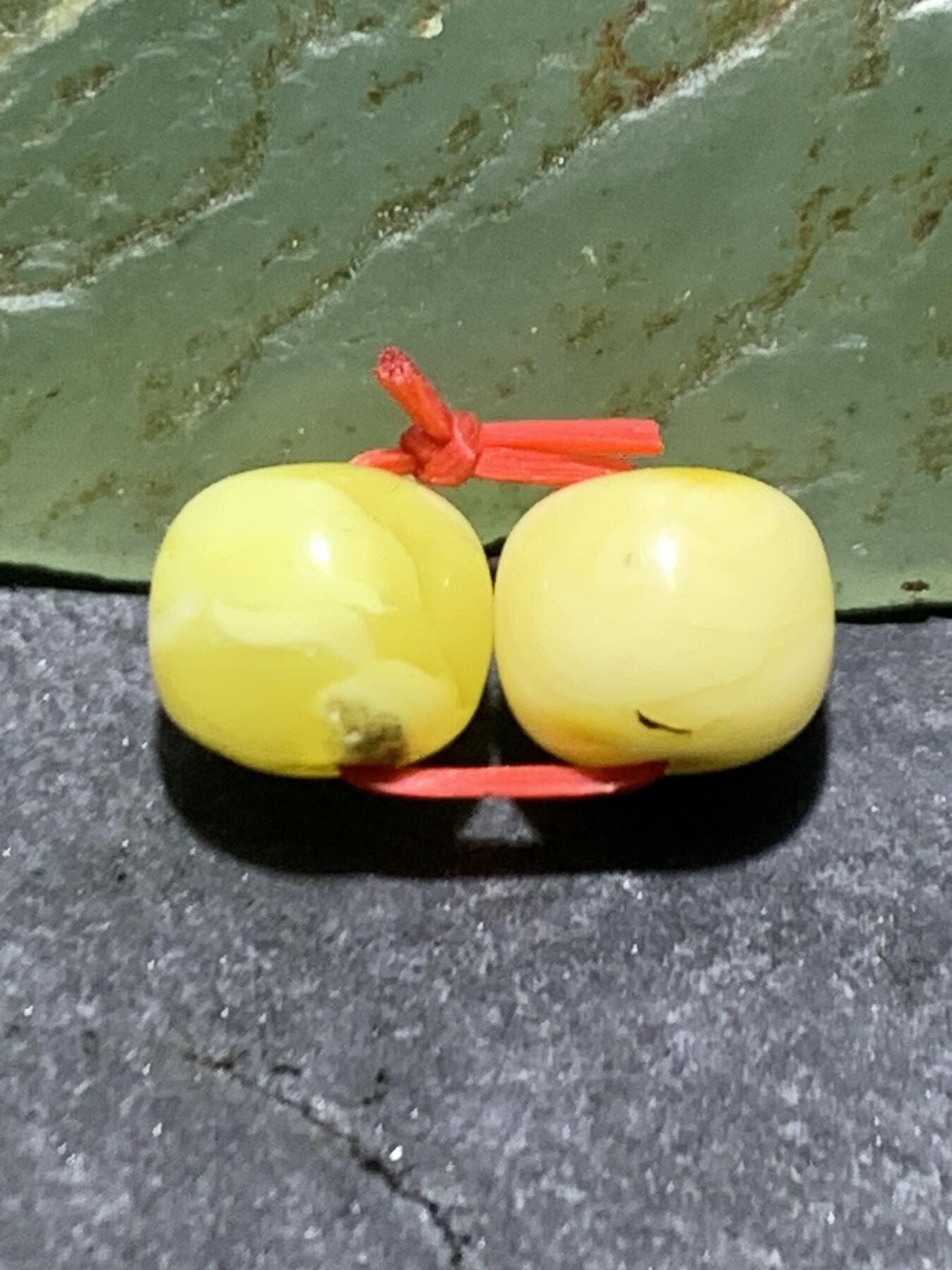 天然俄料原矿蜜蜡小尺寸老形桶珠腰珠两颗，