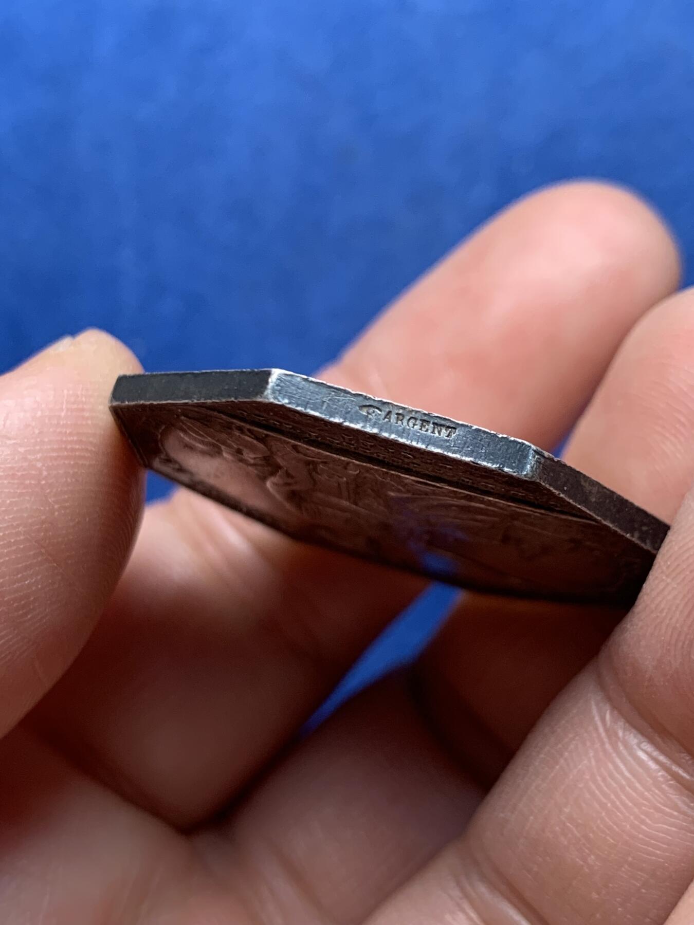 《竞宝斋》第472场 周日，周一，周二 3场连拍 （全场包邮）欢迎送拍 法国勒芒房地产保险公司八角银质代币，19.31g，35.5mm，手指边铭