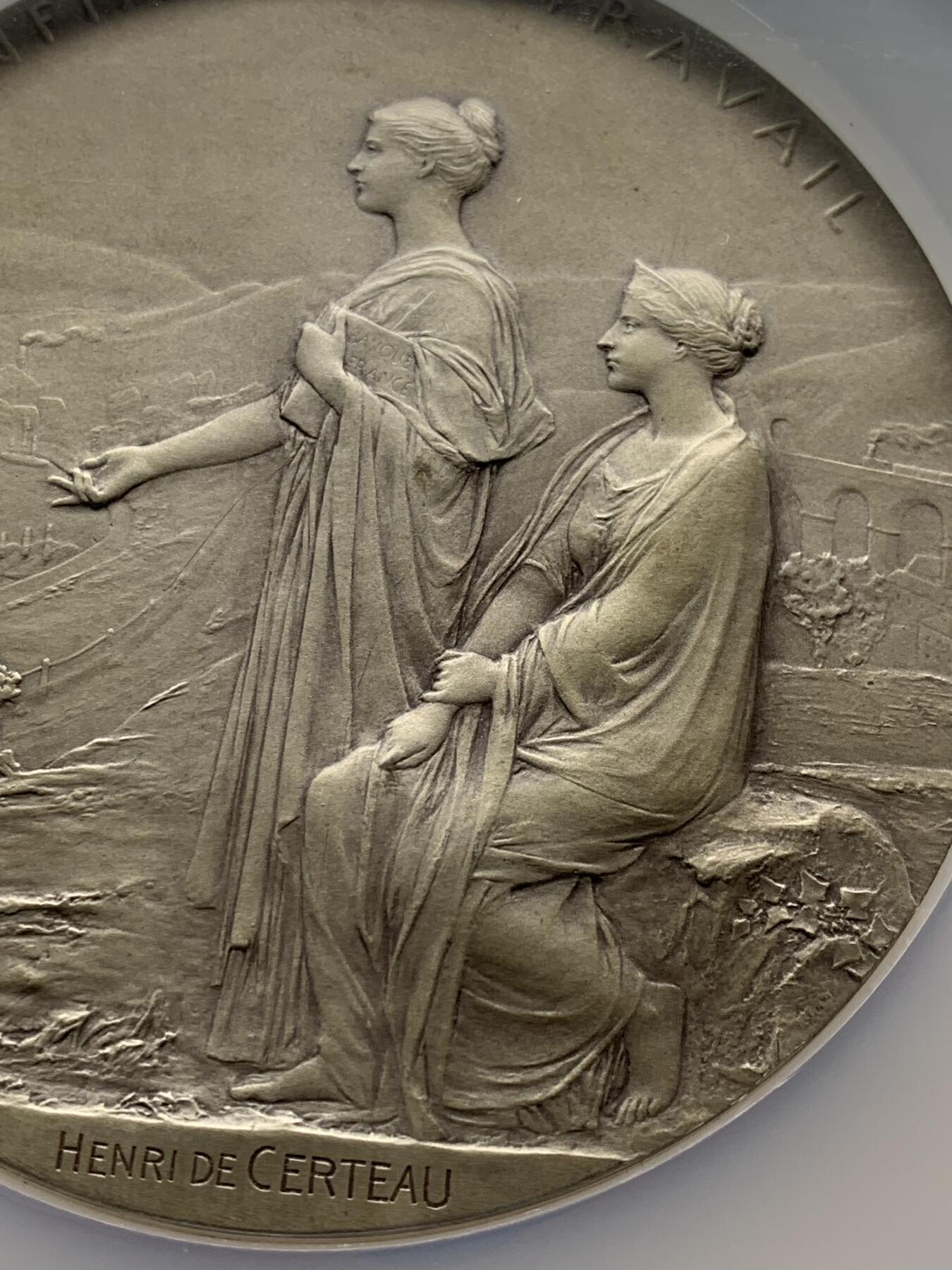 《竞宝斋》第472场 周日，周一，周二 3场连拍 （全场包邮）欢迎送拍 NGC MS63 法兰西银行百年纪念大银章 奥斯卡·罗蒂大师的扛鼎之作 名品法百 加大加厚盒装 法章不可或缺藏品