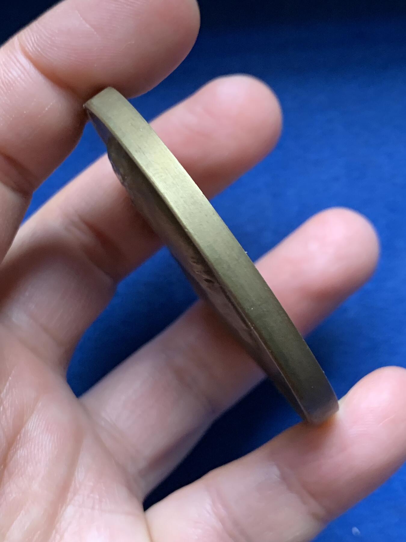 《竞宝斋》第472场 周日，周一，周二 3场连拍 （全场包邮）欢迎送拍 1942年瑞士再保险公司为总裁西蒙博士（Dr. Charles Simon）80寿辰定制的纪念铜章，由瑞士著名章牌厂 Huguenin 铸造，加大加厚。108.1克，59.7mm。