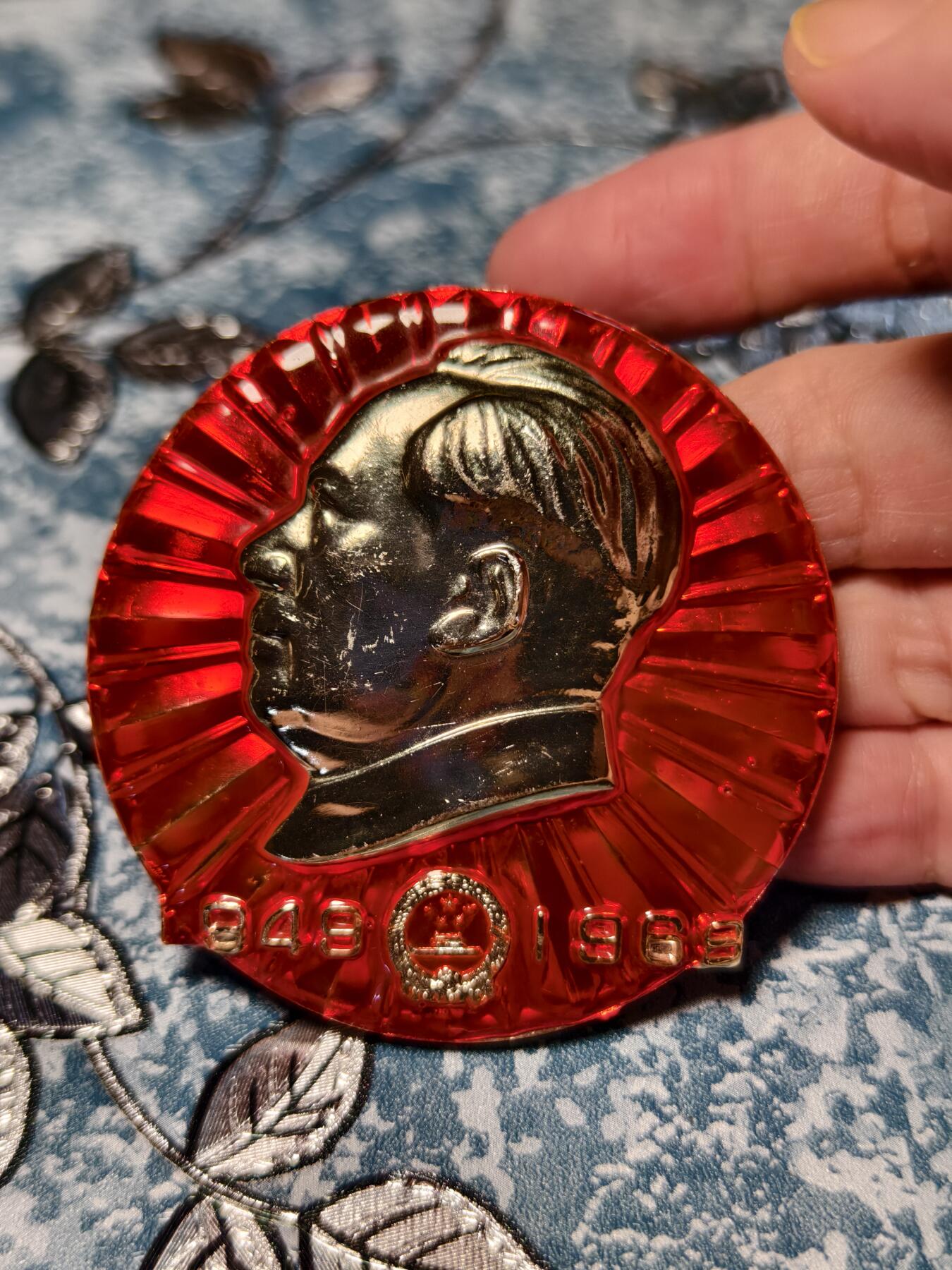 抚柳草堂-第十七期章牌钱币  奖章勋章限时免佣 满百包邮 放漏专场 1969大尺寸毛主席像章 直径65mm  品相不错 看上去光芒万丈的