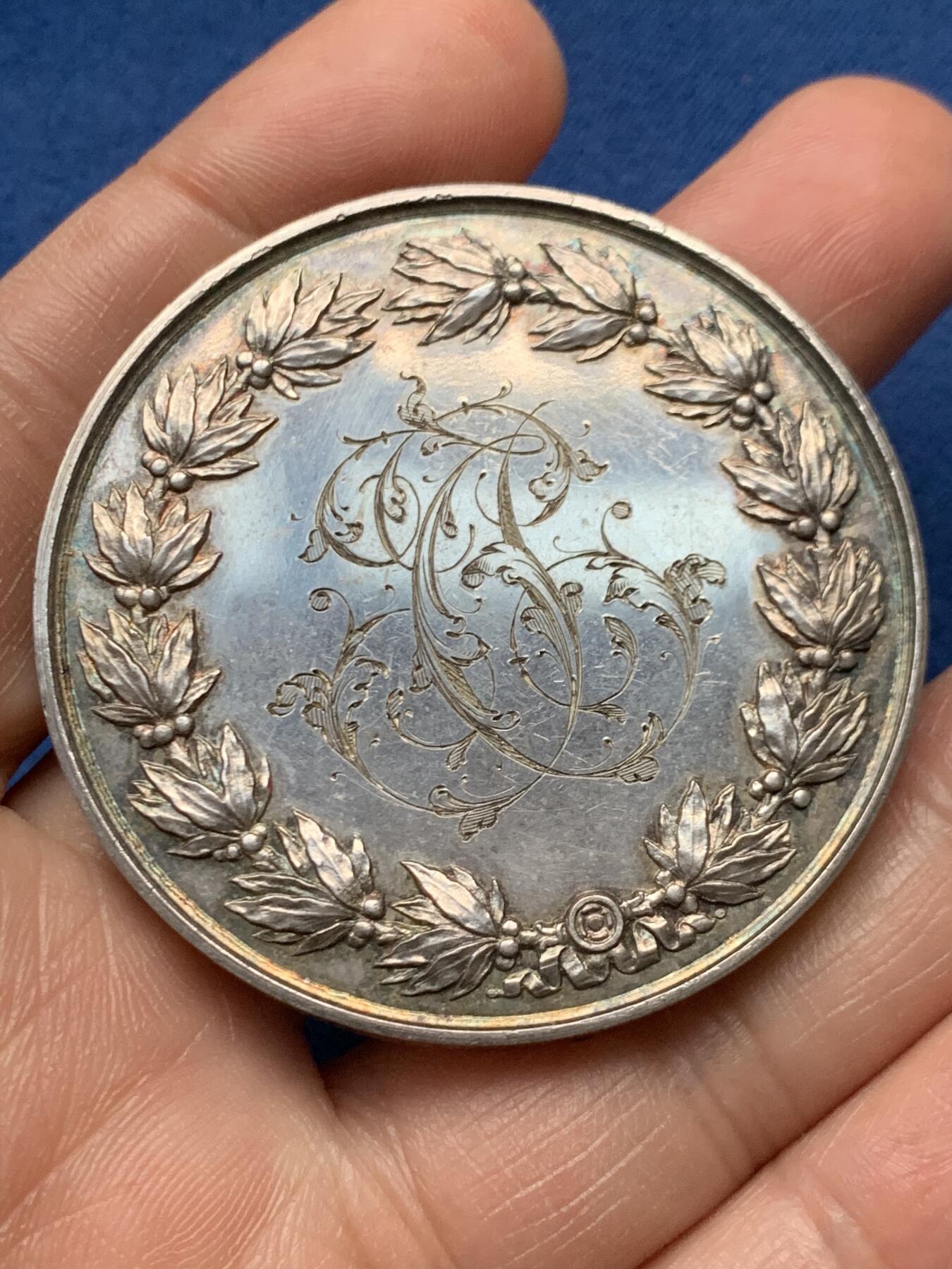 《竞宝斋》第472场 周日，周一，周二 3场连拍 （全场包邮）欢迎送拍 法国结婚纪念银章，泰里斯旧藏，《结婚币章目录》书中原物，目录编号632，T＆P花体字，由Toupane和 Prieur夫妇发行，64.25g，50.3mm，蜜蜂边铭，这么大尺寸的婚章很罕见