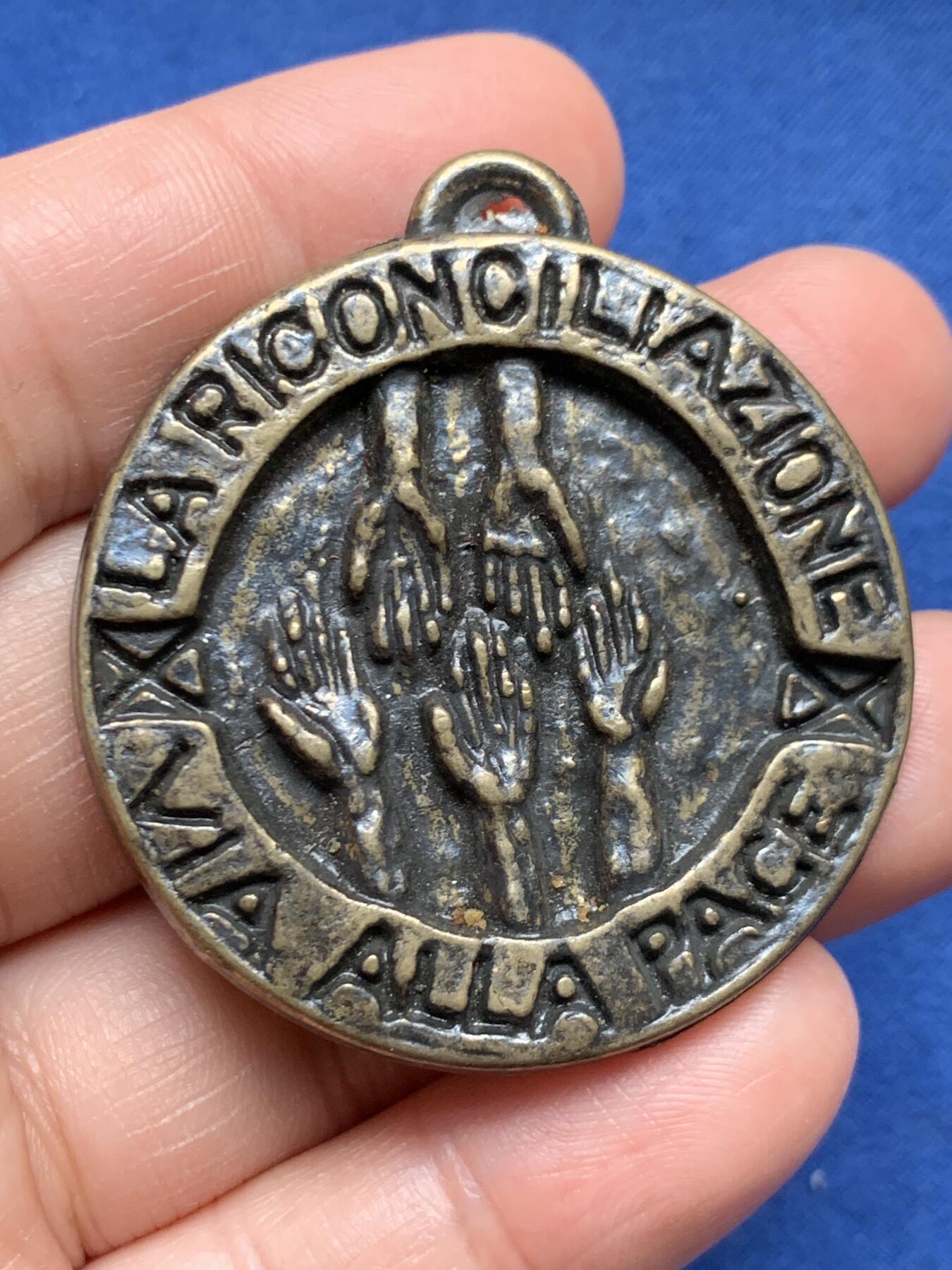 《竞宝斋》第472场 周日，周一，周二 3场连拍 （全场包邮）欢迎送拍 1975年意大利圣年（Anno Santo）“和解与和平”主题纪念铜章，属于天主教禧年纪念物，带有浓厚的宗教与和平寓意，加厚高浮雕。45克，45.2mm。