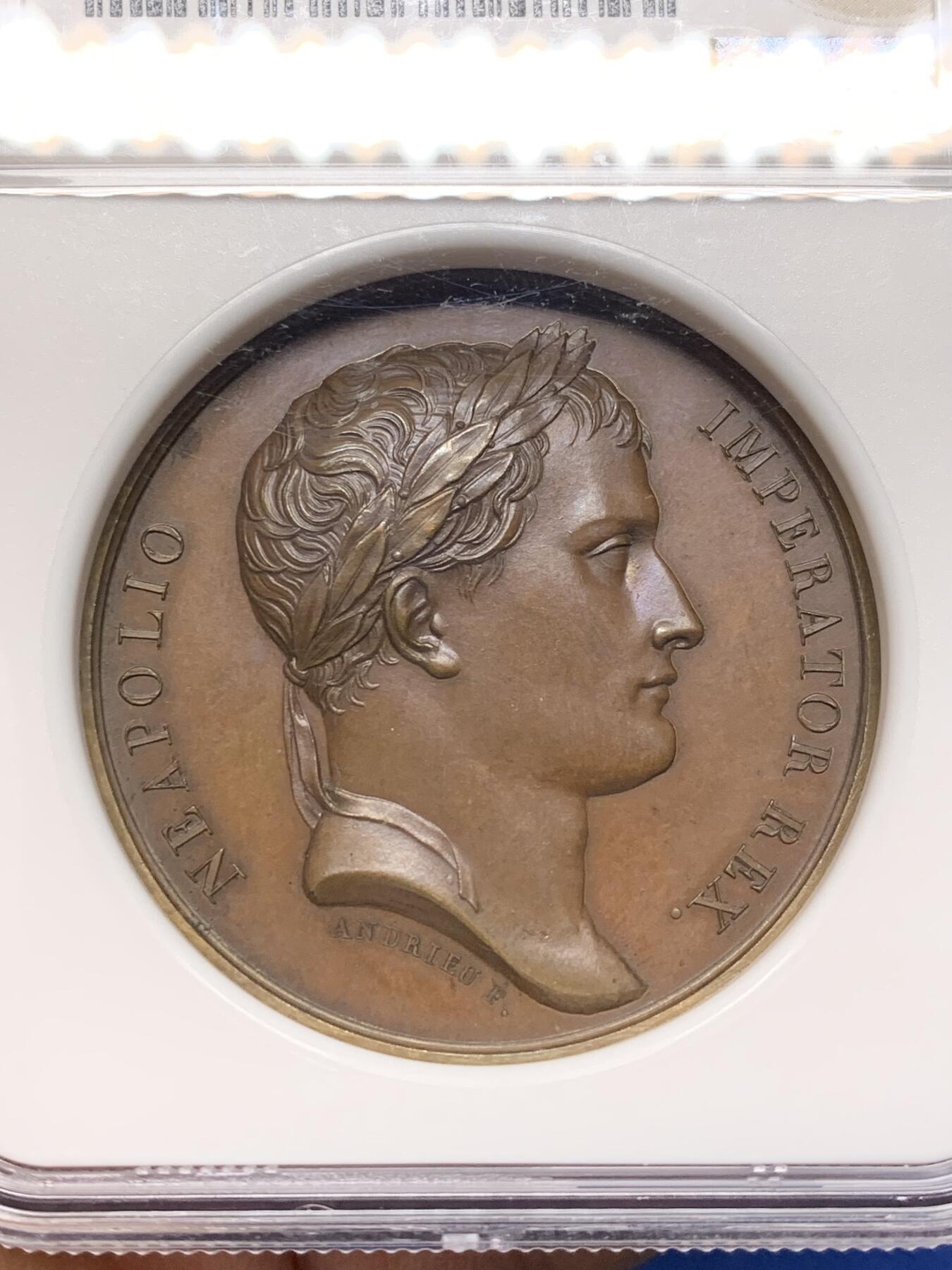 《竞宝斋》第472场 周日，周一，周二 3场连拍 （全场包邮）欢迎送拍 NGC MS63BN 1809年法国拿破仑一世征服罗马 纪念大铜章 高分 背面提伯河河神手持丰饶角祝贺 远处山顶上为帕特农神庙 加厚盒 工艺细节看应为原铸品 具体自行分辨