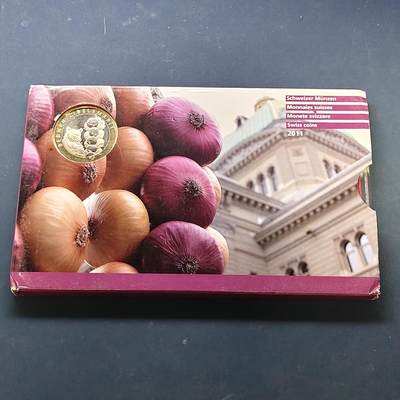 【全场包邮】纯粹捡漏拍513场 - 瑞士2011年官方红盒精制套币-含10法郎伯尔尼洋葱市场双色纪念币