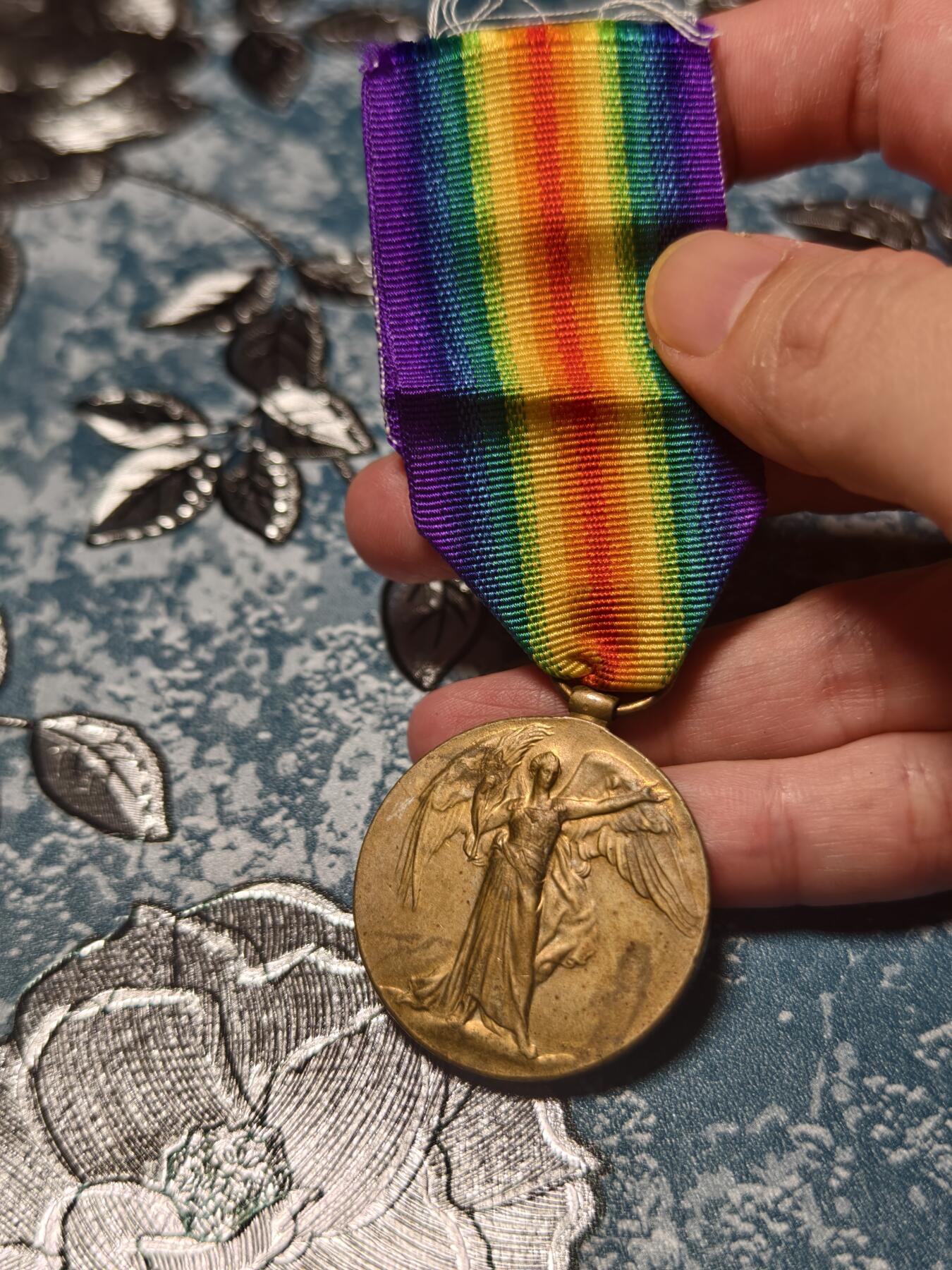 抚柳草堂-第十七期章牌钱币  奖章勋章限时免佣 满百包邮 放漏专场 英国（及英联邦）版一战胜利勋章（Victory Medal 1914-1919）由苏格兰著名雕塑家 威廉·麦克米伦（William McMillan设计