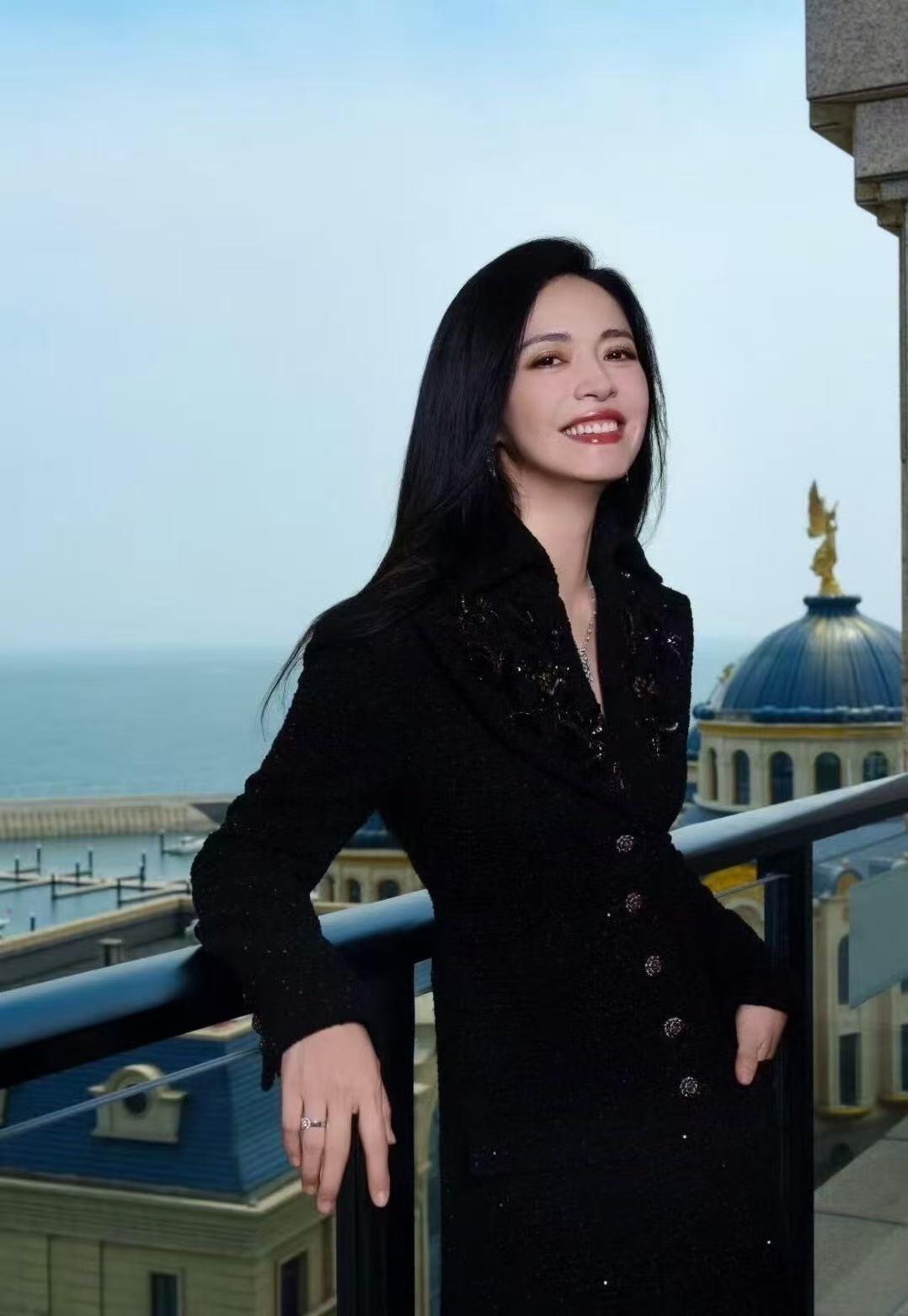 零元拍：这怎么姚晨离婚就问有没有姚晨签名，人家只是离婚又不是不给签名了[捂脸]只有一张姚晨亲签家乡泉州簪花纪念卡，来拍吧！