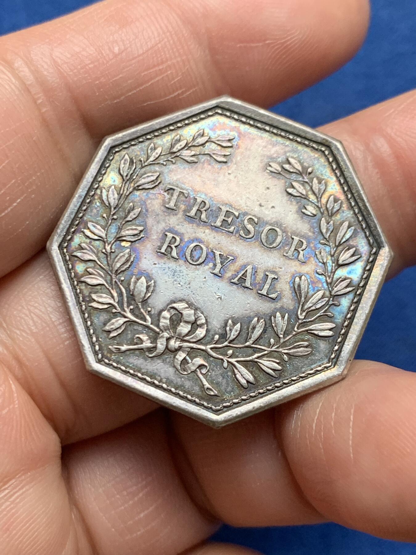 《竞宝斋》第472场 周日，周一，周二 3场连拍 （全场包邮）欢迎送拍 法国八角银质代币，路易十六头像皇家宝藏，13.88g，32.1mm，早期无边铭