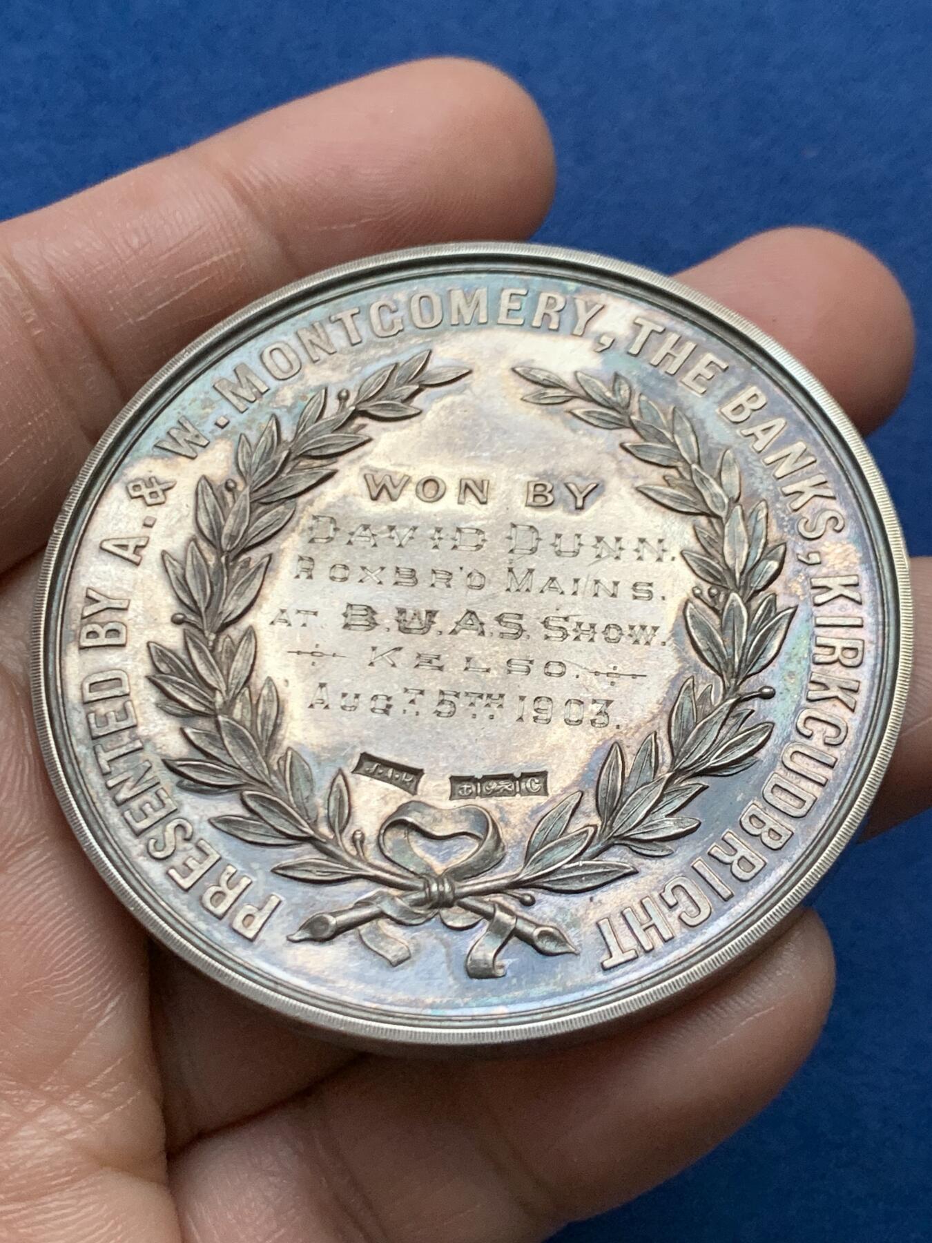 《竞宝斋》第472场 周日，周一，周二 3场连拍 （全场包邮）欢迎送拍 英国1903年边境联盟协会展览银章，74.9g，56.5mm，含银925，带原盒