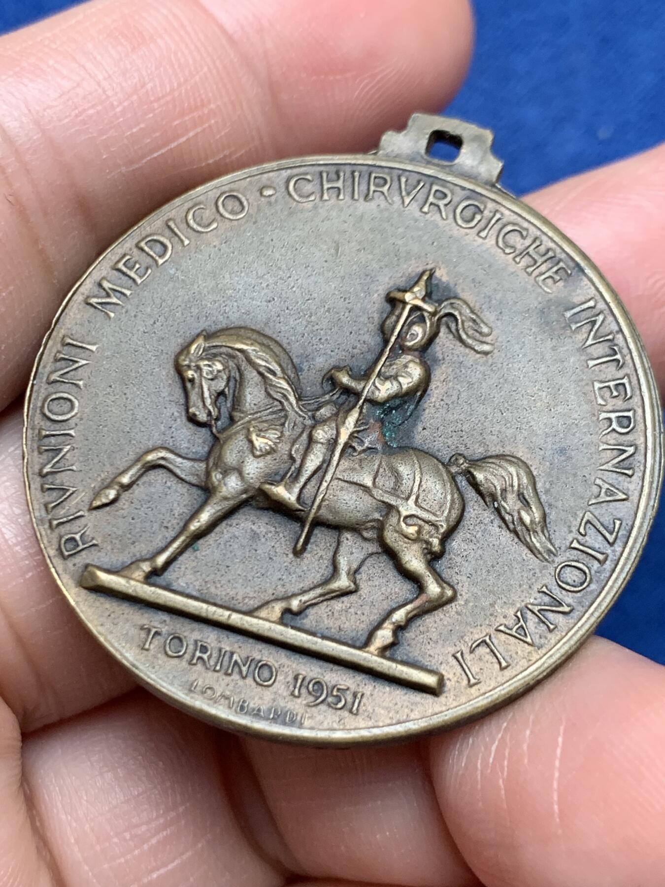 《竞宝斋》第472场 周日，周一，周二 3场连拍 （全场包邮）欢迎送拍 1951年意大利都灵国际外科医学会议纪念铜章，为纪念意大利著名解剖学家路易吉·罗兰多（Luigi Rolando）而制，双面高浮雕。27.9克，38.6mm。