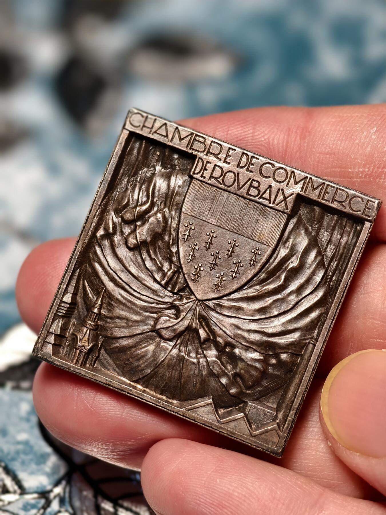 抚柳草堂-第十七期章牌钱币  奖章勋章限时免佣 满百包邮 放漏专场 19世纪末-20世纪初法国鲁贝商会正方形镀银铜章 33.5g 34.8mm边铭丰饶角 非常独特的一枚