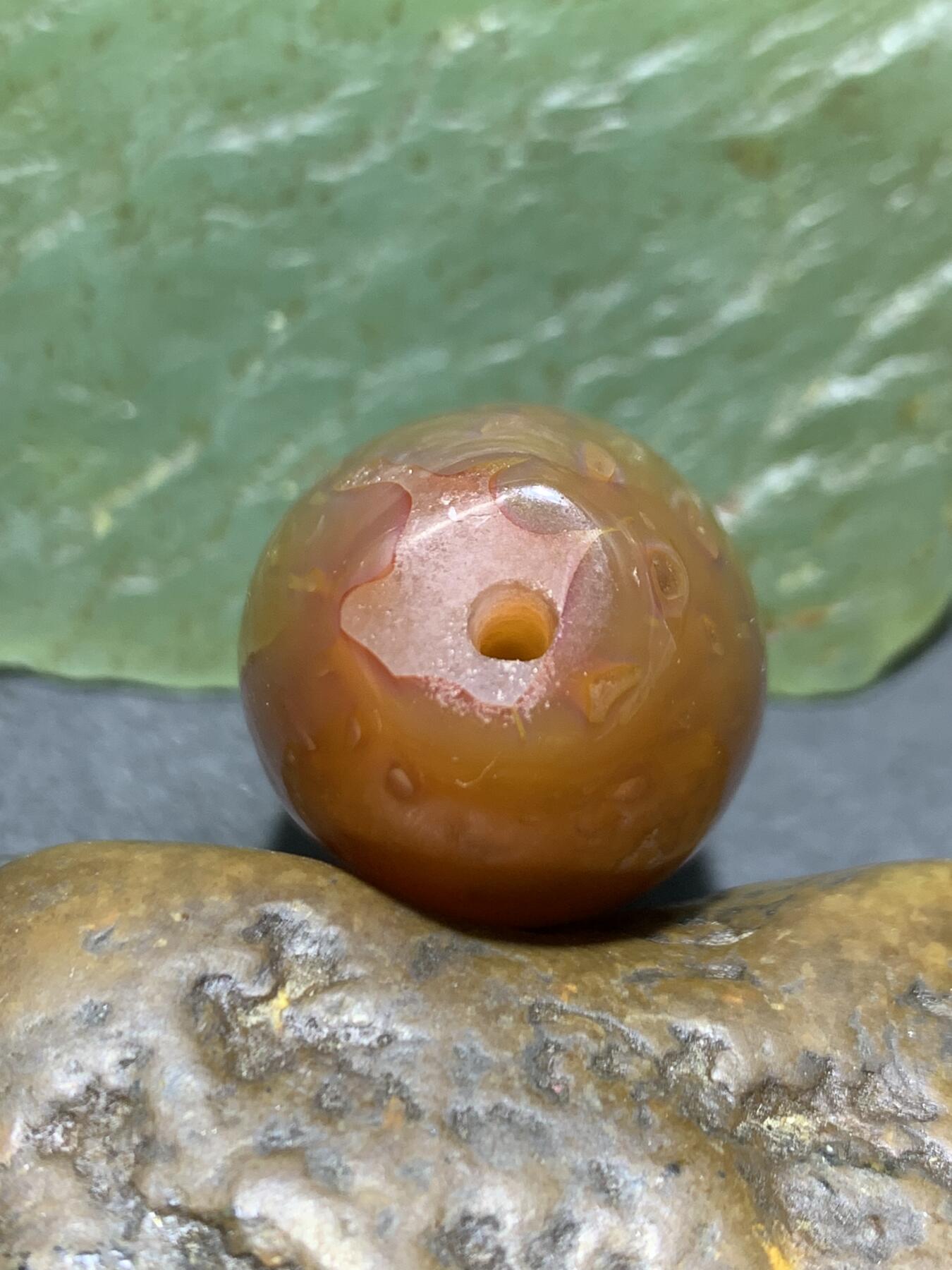 精美冻料冰飘战国红玛瑙随形大桶珠一颗！