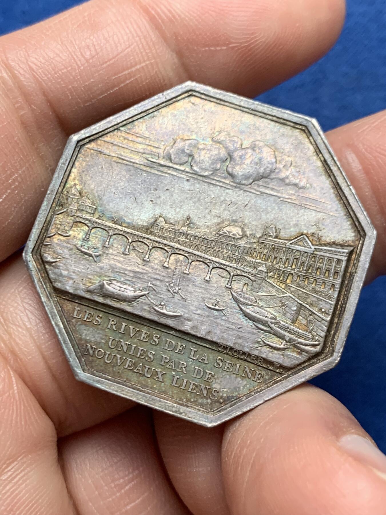 《竞宝斋》第472场 周日，周一，周二 3场连拍 （全场包邮）欢迎送拍 法国八角银质代币，塞纳河三座铁桥公司，塞纳河畔外景，20.00g，35mm，早期无边铭，好品难寻