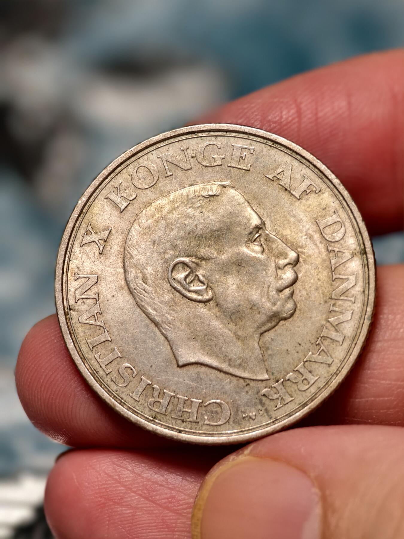 抚柳草堂-第十七期章牌钱币  奖章勋章限时免佣 满百包邮 放漏专场 1937丹麦克里斯蒂安十世在位25周年纪念2克朗银币 重15.1g  原味自然老包浆 观感舒适