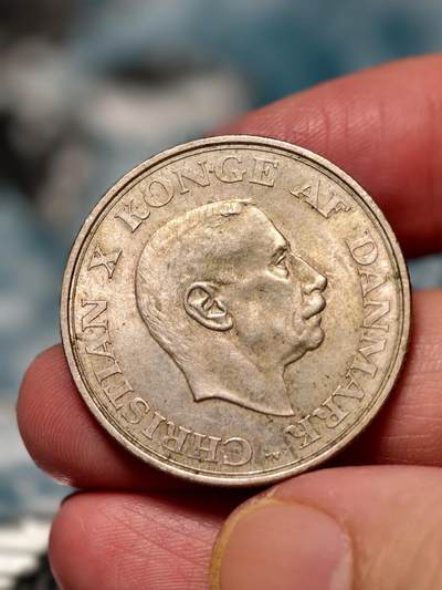 抚柳草堂-第十七期章牌钱币  奖章勋章限时免佣 满百包邮 放漏专场 - 1937丹麦克里斯蒂安十世在位25周年纪念2克朗银币 重15.1g  原味自然老包浆 观感舒适