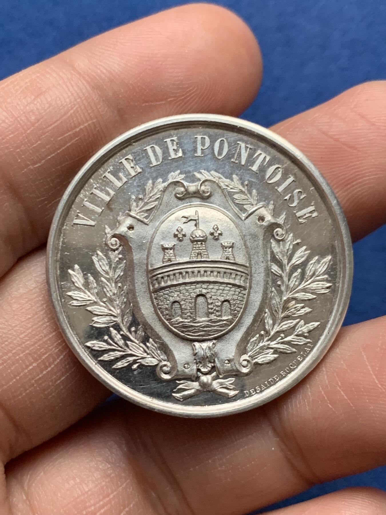 《竞宝斋》第472场 周日，周一，周二 3场连拍 （全场包邮）欢迎送拍 法国蓬图瓦兹农业与园艺协会银章 35.1mm 20.7g 蜜蜂银标 带盒