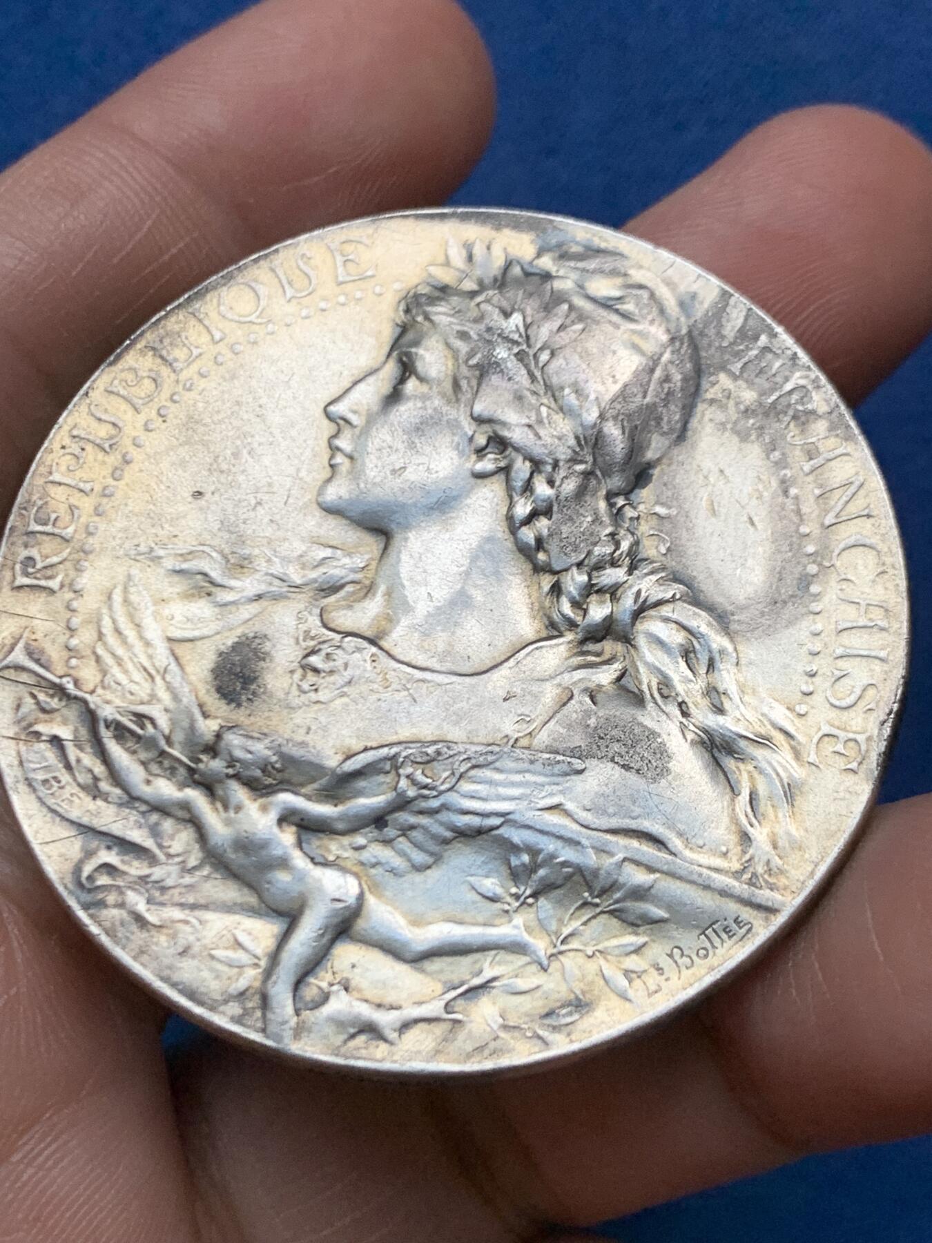 《竞宝斋》第472场 周日，周一，周二 3场连拍 （全场包邮）欢迎送拍 法国Bottee 里昂市鸽友协会银章，58.8g，49.3mm，丰饶角边铭