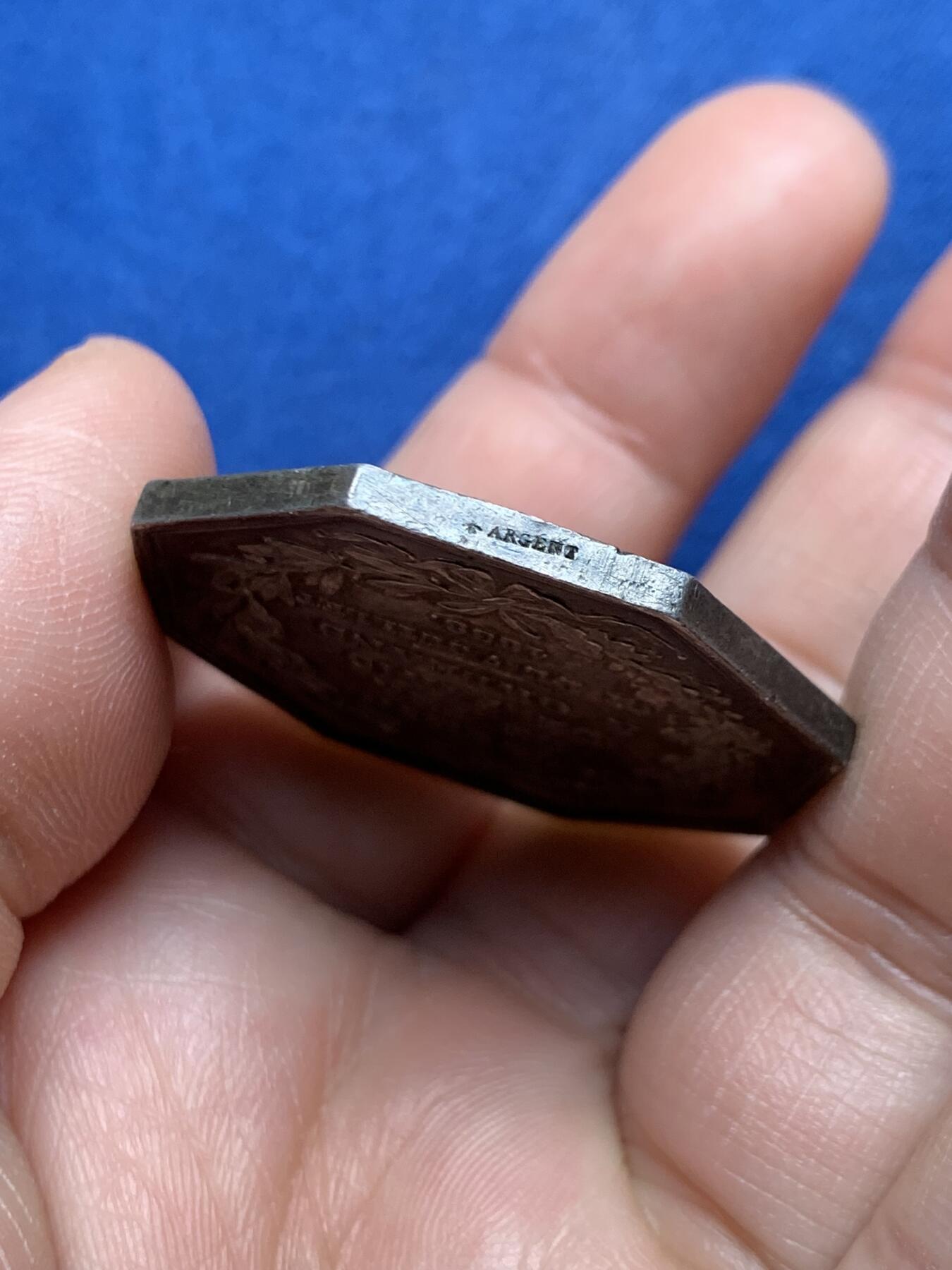 《竞宝斋》第472场 周日，周一，周二 3场连拍 （全场包邮）欢迎送拍 法国八角银质jeton，巴黎-奥尔良铁路通行纪念，23.58g，36.4mm，蜜蜂边铭