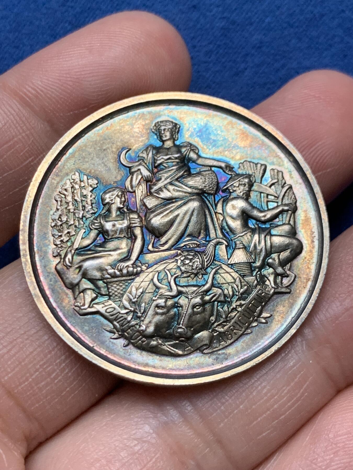 《竞宝斋》第472场 周日，周一，周二 3场连拍 （全场包邮）欢迎送拍 法国上马恩省茹安维尔农业协会银章，25.09g，38.4mm，边铭：密涅瓦+950/1000argent，状态极好带原盒