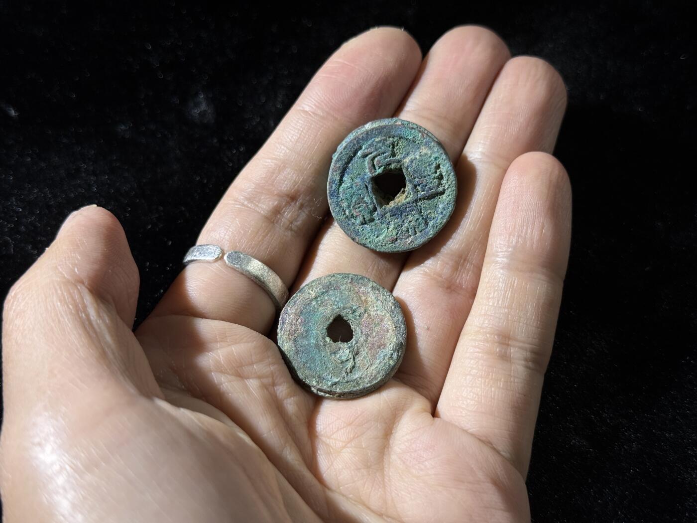 戎马世界章牌大赏，铜钱场 元丰通宝宋钱小筒子，四连加二连一组