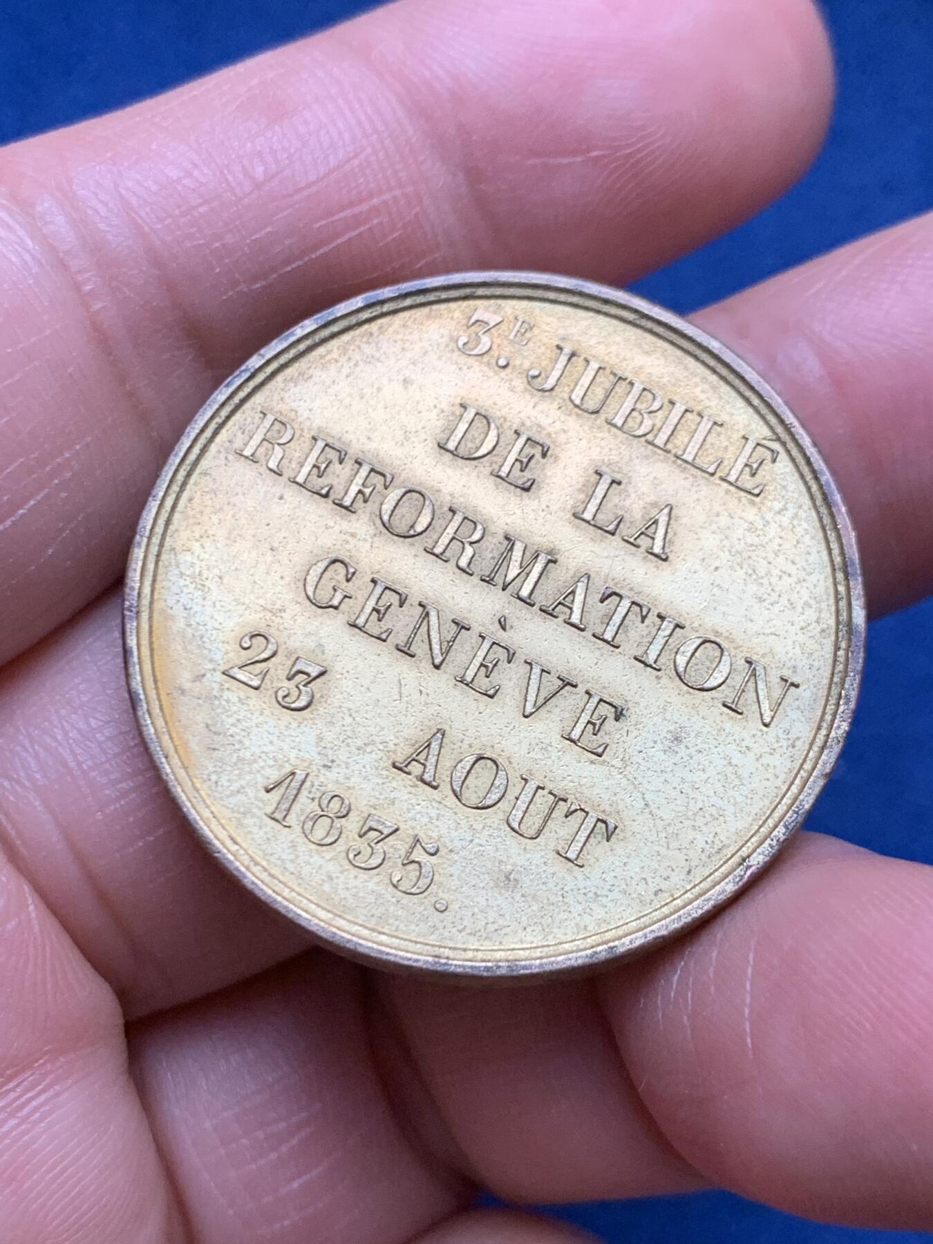 《竞宝斋》第472场 周日，周一，周二 3场连拍 （全场包邮）欢迎送拍 1835年瑞士日内瓦宗教改革第三次禧年纪念章，是新教历史与日内瓦宗教文化的重要实物，少见镀金版本。18.85克，33.3mm。