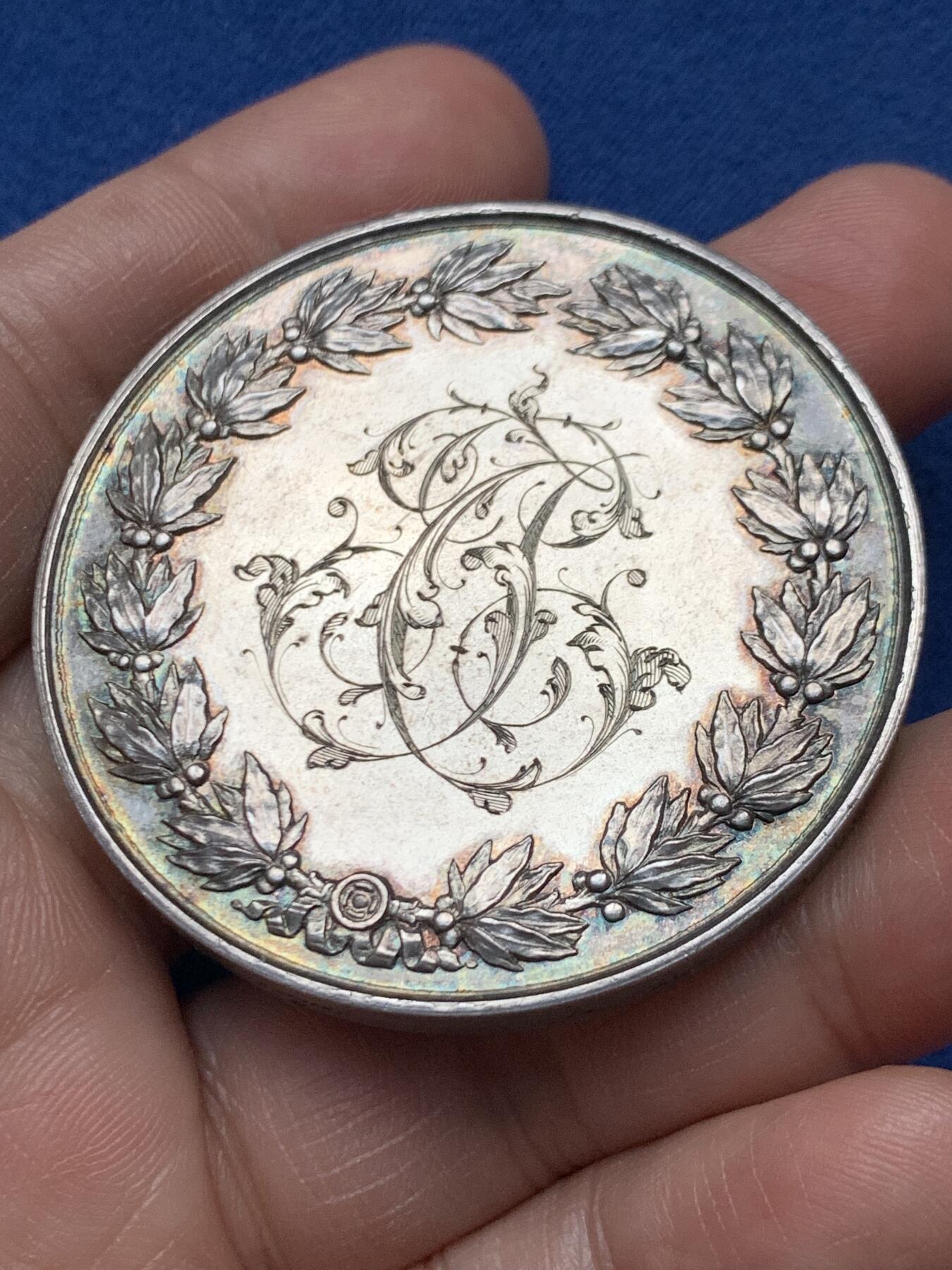 《竞宝斋》第472场 周日，周一，周二 3场连拍 （全场包邮）欢迎送拍 法国结婚纪念银章，泰里斯旧藏，《结婚币章目录》书中原物，目录编号632，T＆P花体字，由Toupane和 Prieur夫妇发行，64.25g，50.3mm，蜜蜂边铭，这么大尺寸的婚章很罕见