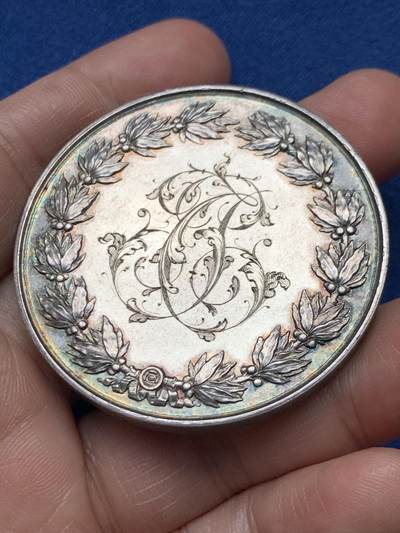 《竞宝斋》第472场 周日，周一，周二 3场连拍 （全场包邮）欢迎送拍 - 法国结婚纪念银章，泰里斯旧藏，《结婚币章目录》书中原物，目录编号632，T＆P花体字，由Toupane和 Prieur夫妇发行，64.25g，50.3mm，蜜蜂边铭，这么大尺寸的婚章很罕见