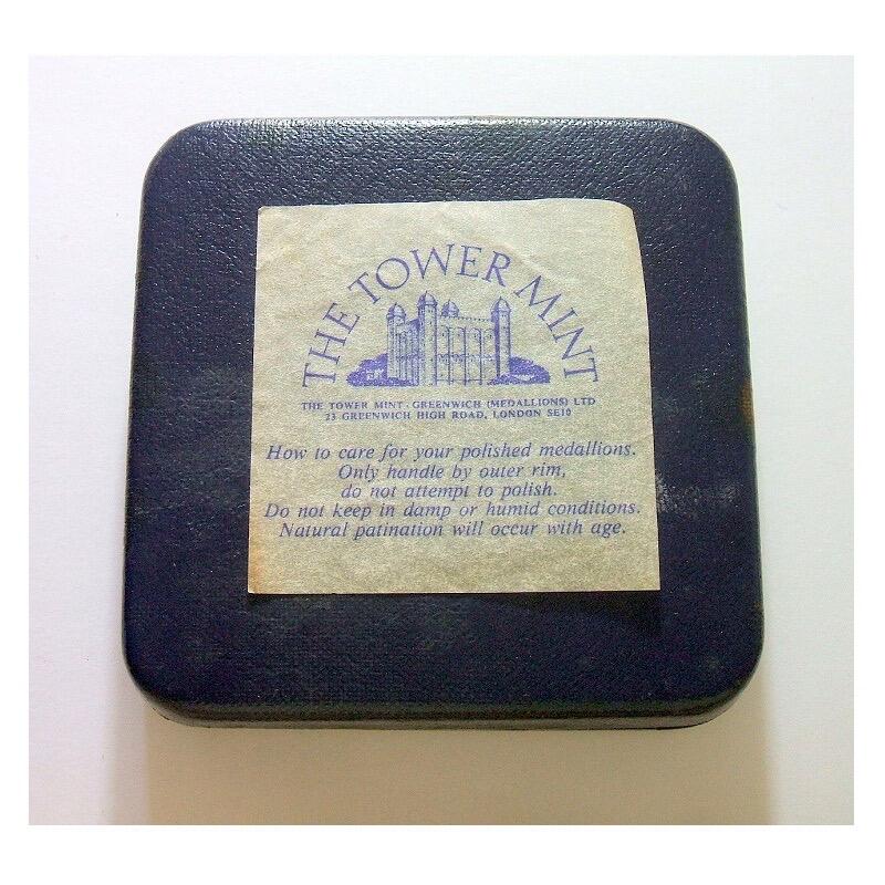 【原盒】英国1977年伊丽莎白+汉普顿宫 高浮雕精制大镀银章 带原盒原证 43MM