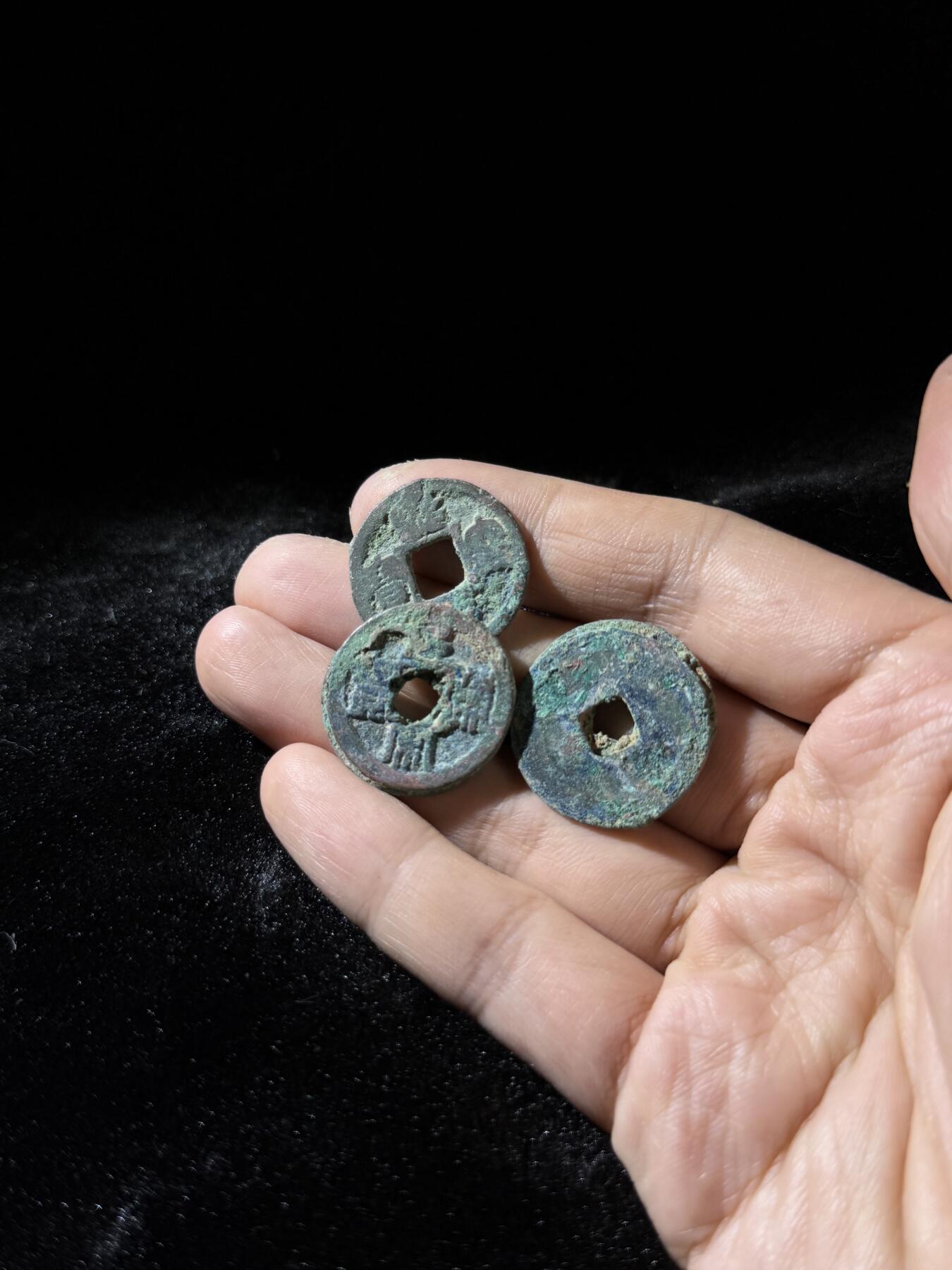 戎马世界章牌大赏，铜钱场 宋钱小饼子一组，单枚加两个二联