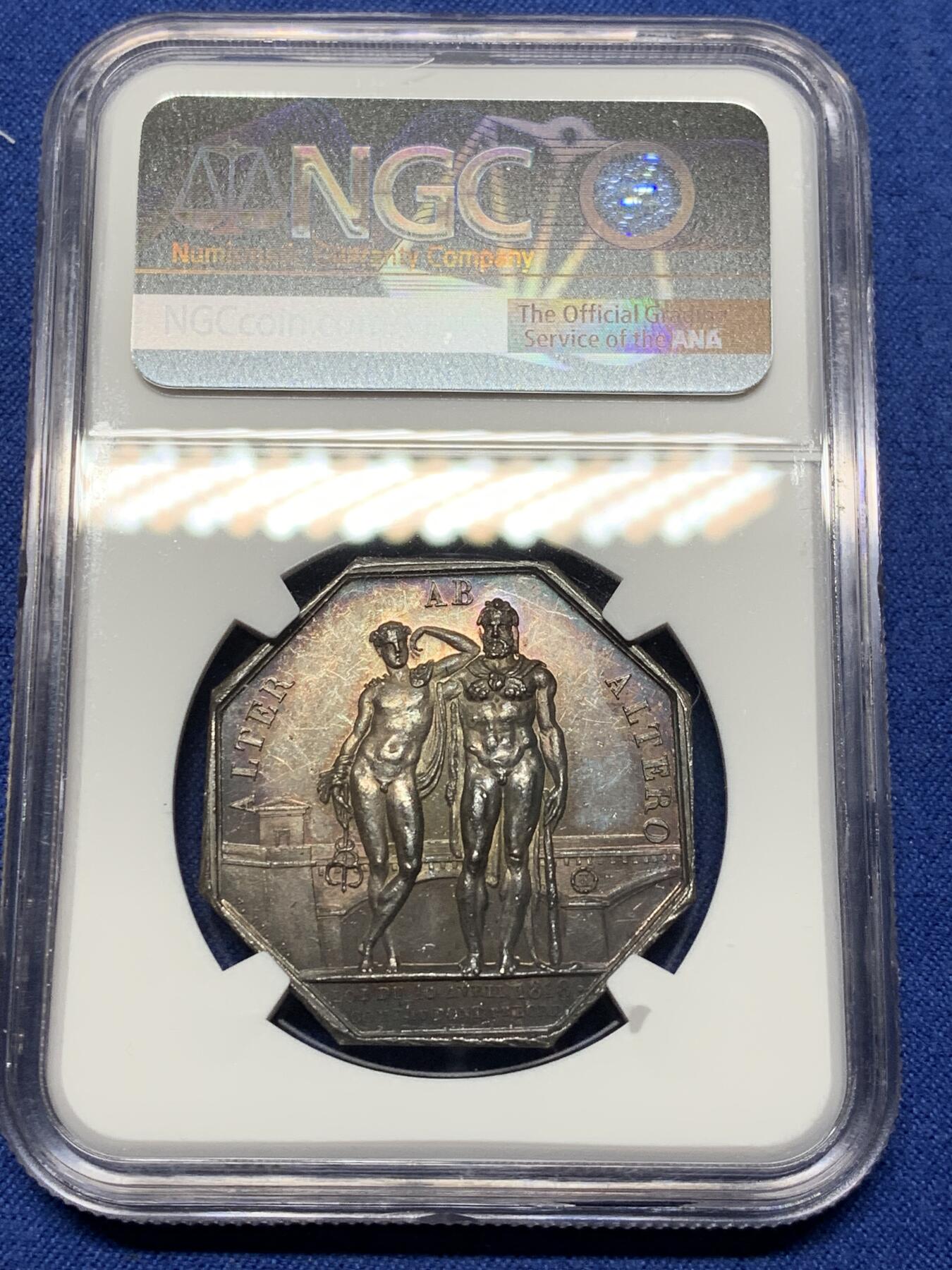 《竞宝斋》第472场 周日，周一，周二 3场连拍 （全场包邮）欢迎送拍 NGC MS61 法国1819波尔多八角银质代币，深彩包浆，手指边铭。正面：路易十八侧面像，背面：以波尔多桥梁为背景，墨丘利与大力神（一对全裸好基友）