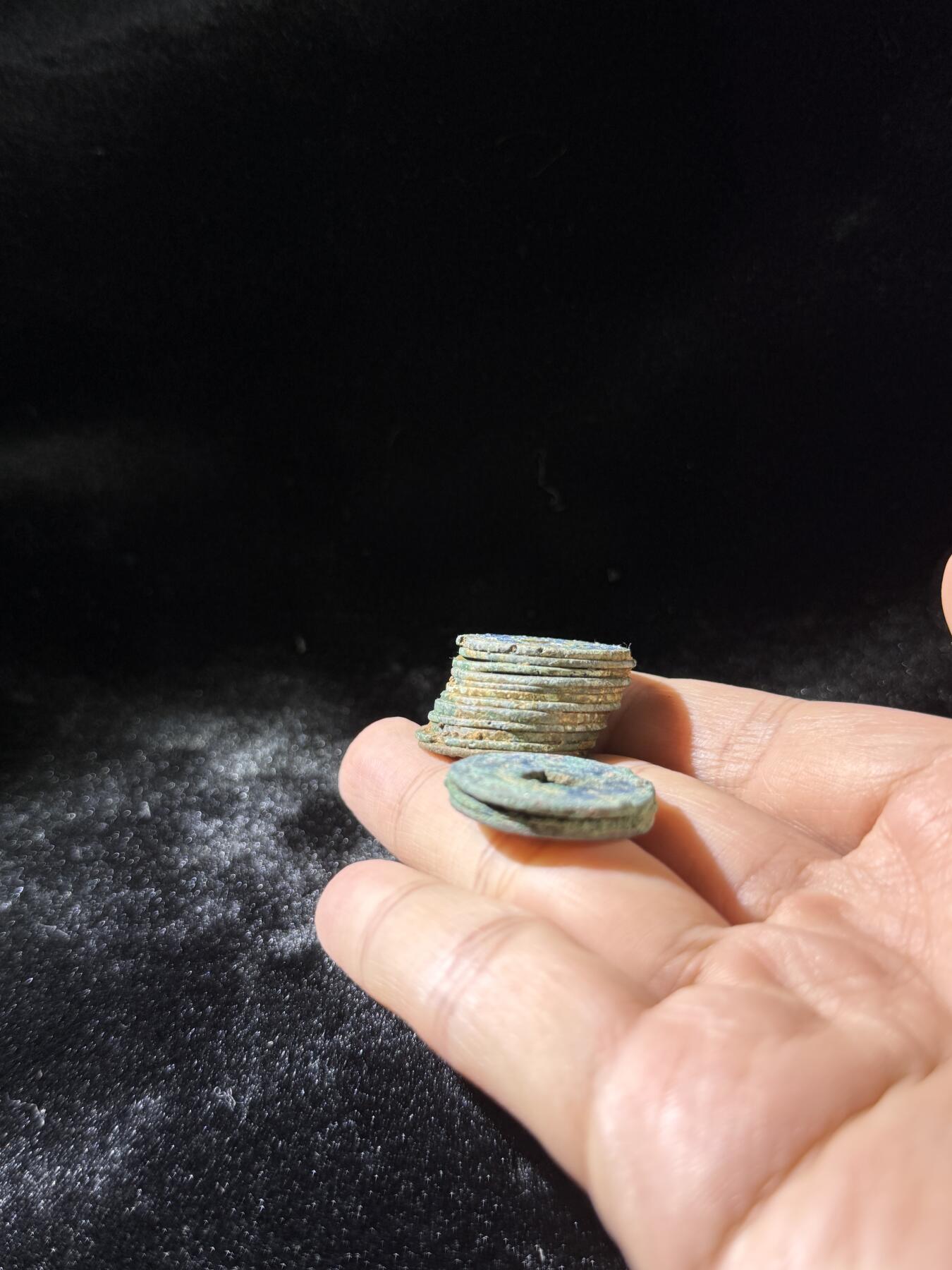 戎马世界章牌大赏，铜钱场 宋小平钱坨子加小饼子一组，共15枚