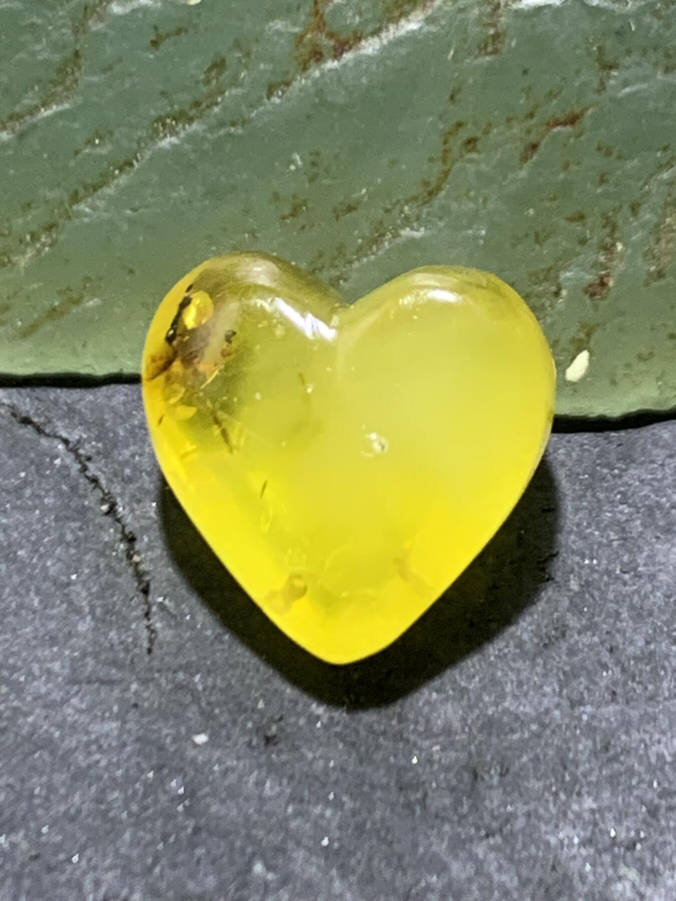 乌克兰蜜蜡爱心形通货戒面一个，