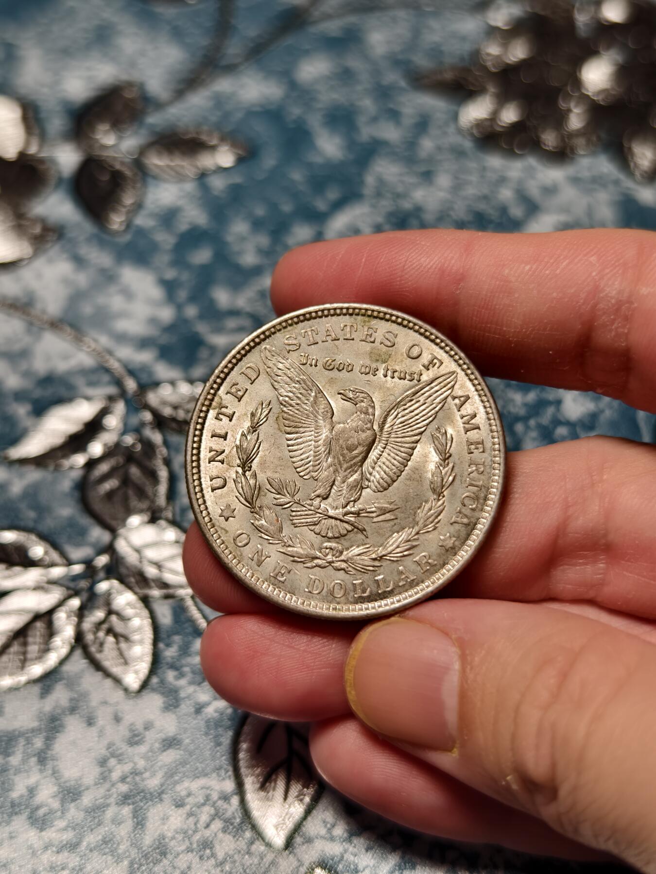 抚柳草堂-第十七期章牌钱币  奖章勋章限时免佣 满百包邮 放漏专场 1921美国摩根1美元大银币 重26.8g 状态非常好底板丝滑压力十足细节也很棒 几乎没有磨损