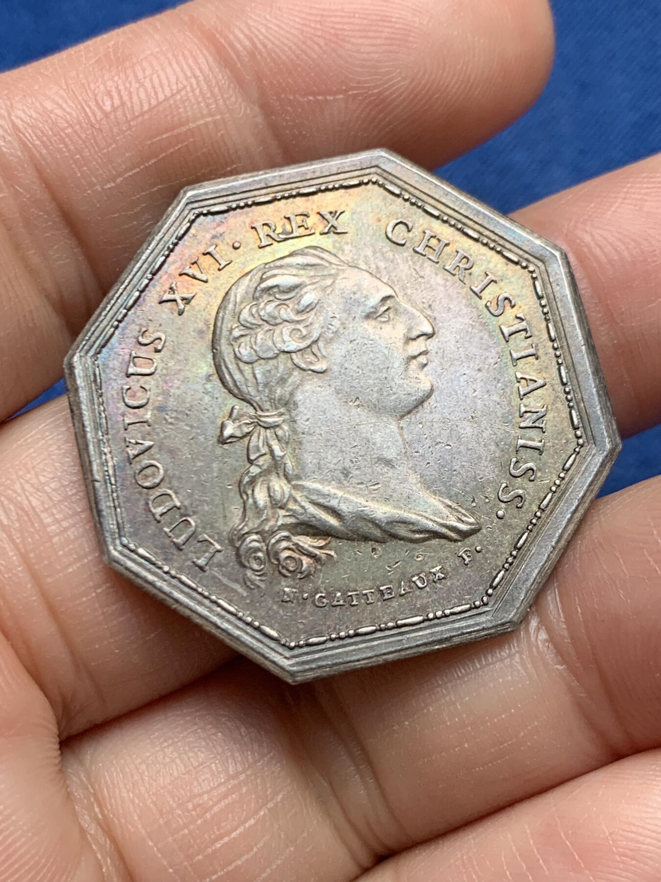 《竞宝斋》第472场 周日，周一，周二 3场连拍 （全场包邮）欢迎送拍 法国八角银质代币，路易十六头像马赛商会，16.92g，33.8mm，早期无边铭