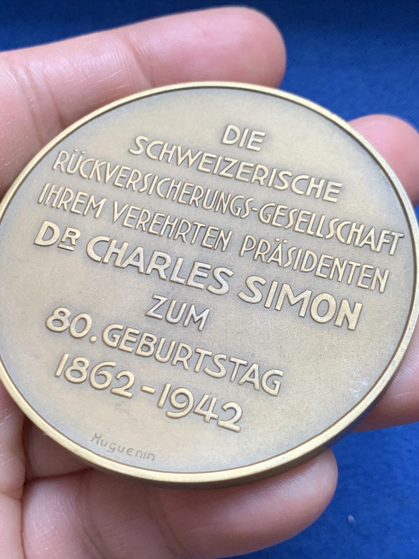 《竞宝斋》第472场 周日，周一，周二 3场连拍 （全场包邮）欢迎送拍 1942年瑞士再保险公司为总裁西蒙博士（Dr. Charles Simon）80寿辰定制的纪念铜章，由瑞士著名章牌厂 Huguenin 铸造，加大加厚。108.1克，59.7mm。