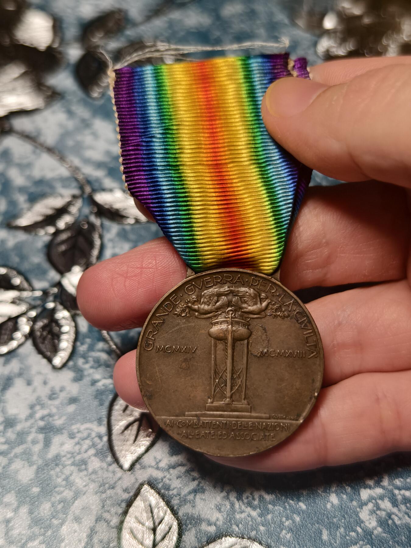 抚柳草堂-第十七期章牌钱币  奖章勋章限时免佣 满百包邮 放漏专场 意大利一战胜利勋章（Medaglia Interalleata della Vittoria 1914-1918）意大利著名雕塑家 Gaetano Sacchini（加埃塔诺·萨基尼设计
