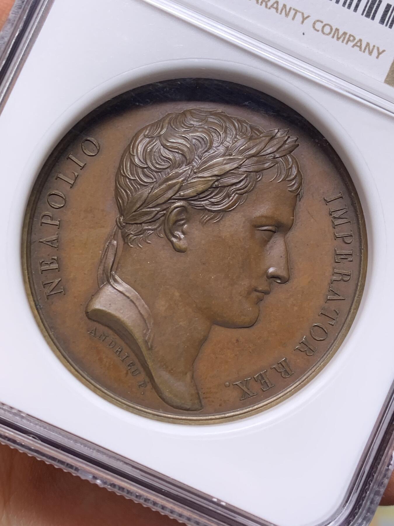 《竞宝斋》第472场 周日，周一，周二 3场连拍 （全场包邮）欢迎送拍 NGC MS63BN 1809年法国拿破仑一世征服罗马 纪念大铜章 高分 背面提伯河河神手持丰饶角祝贺 远处山顶上为帕特农神庙 加厚盒 工艺细节看应为原铸品 具体自行分辨