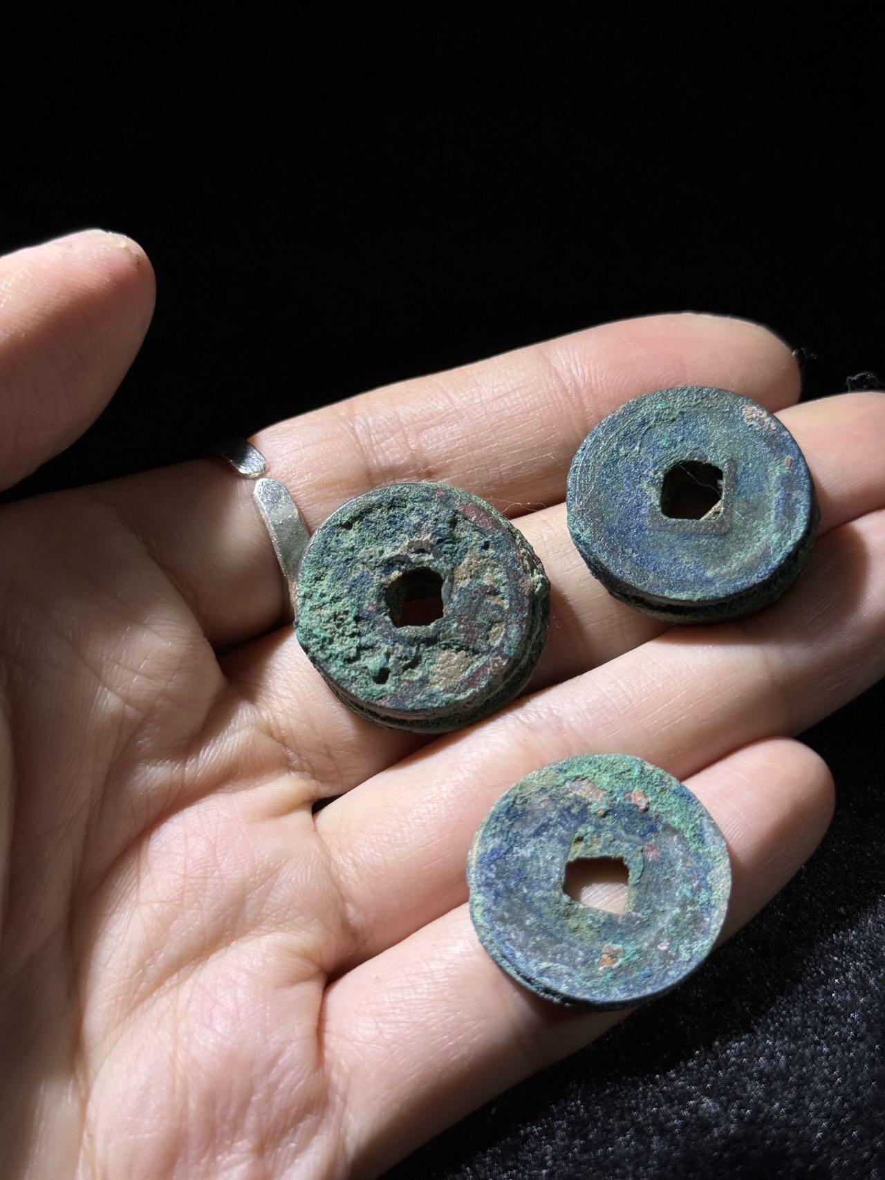 戎马世界章牌大赏，铜钱场 宋钱小筒子一组，二联加两个四联