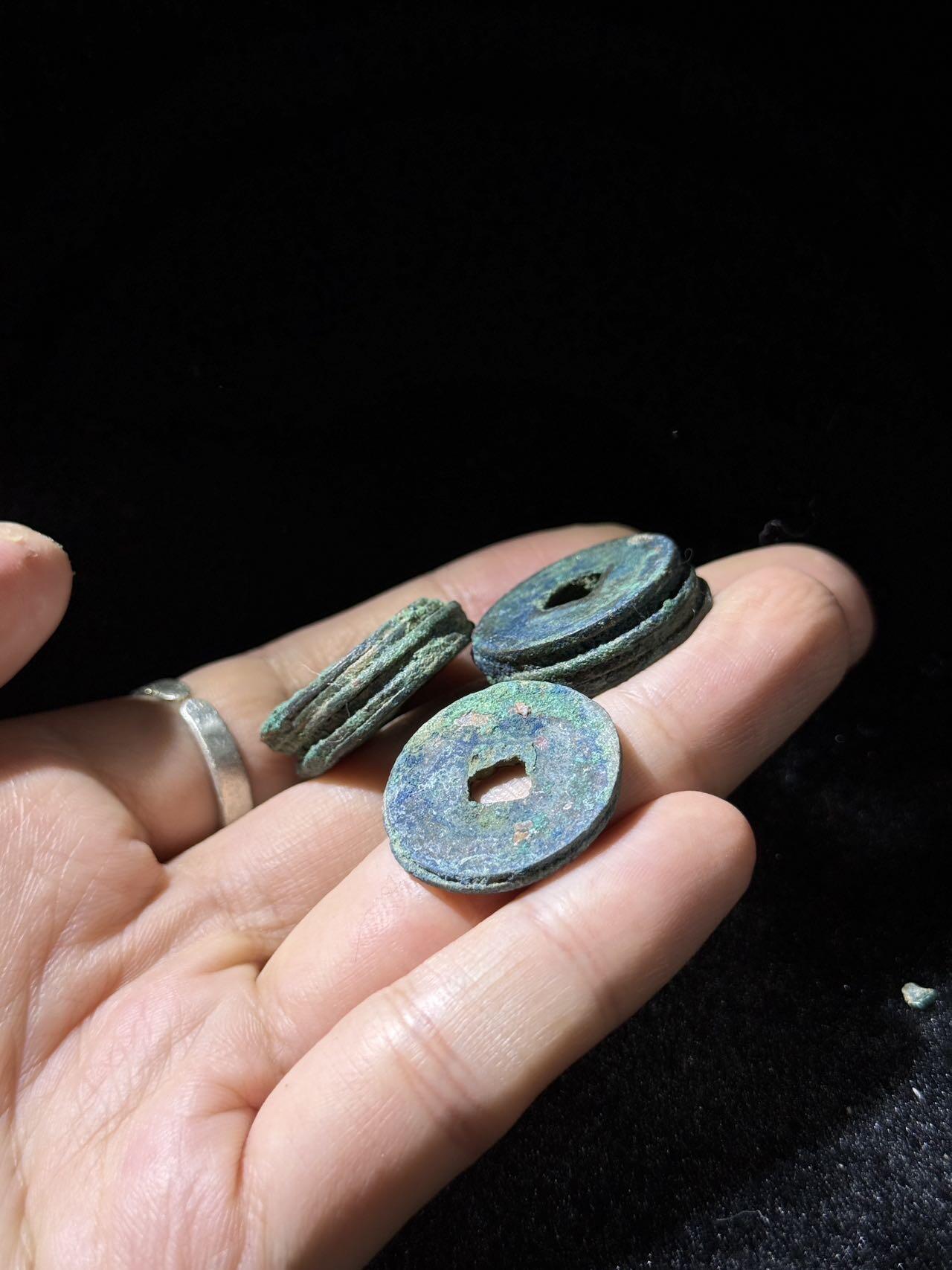 戎马世界章牌大赏，铜钱场 宋钱小筒子一组，二联加两个四联