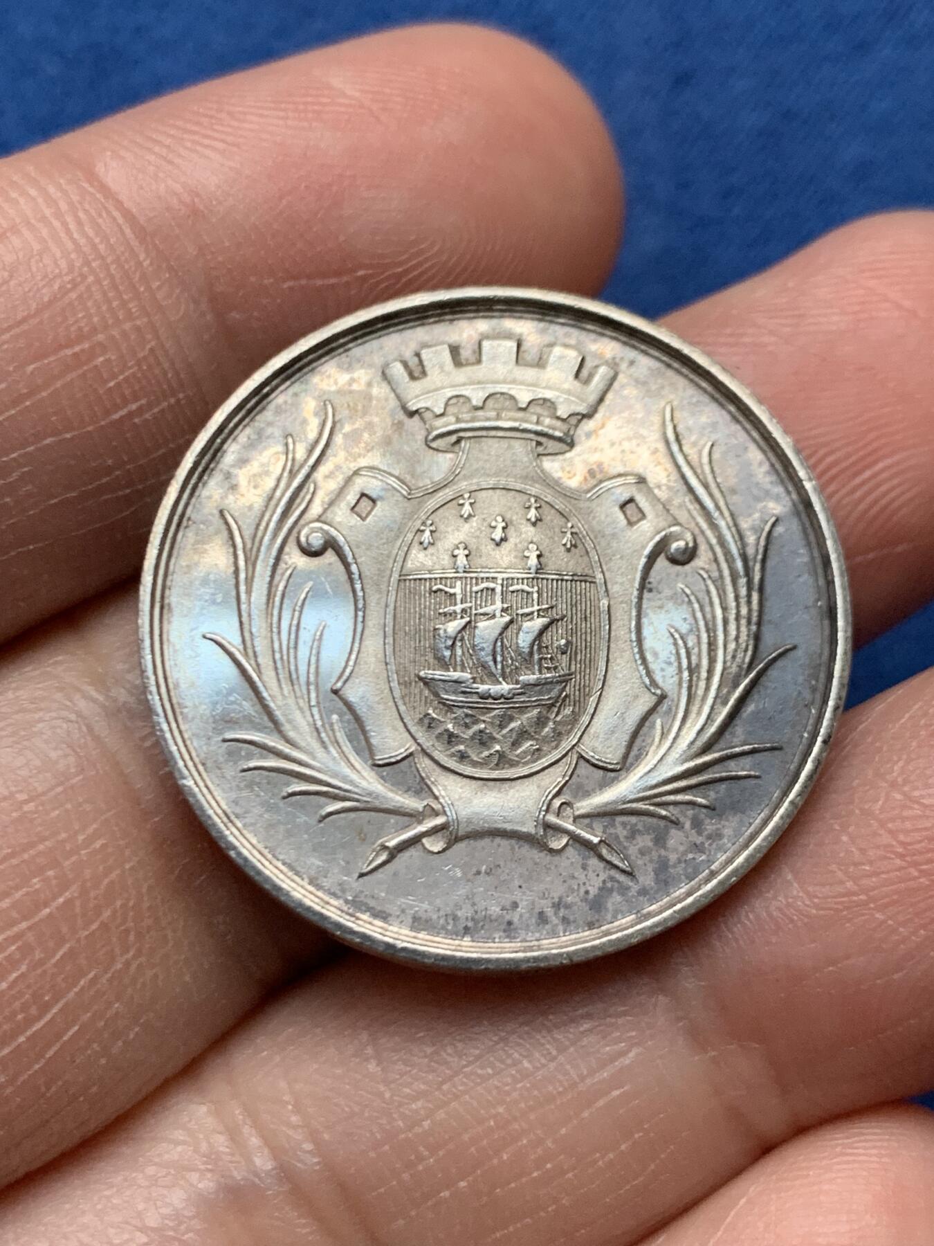 《竞宝斋》第472场 周日，周一，周二 3场连拍 （全场包邮）欢迎送拍 法国南特储蓄银行银质代币，8.97g，28.8mm，手指边铭