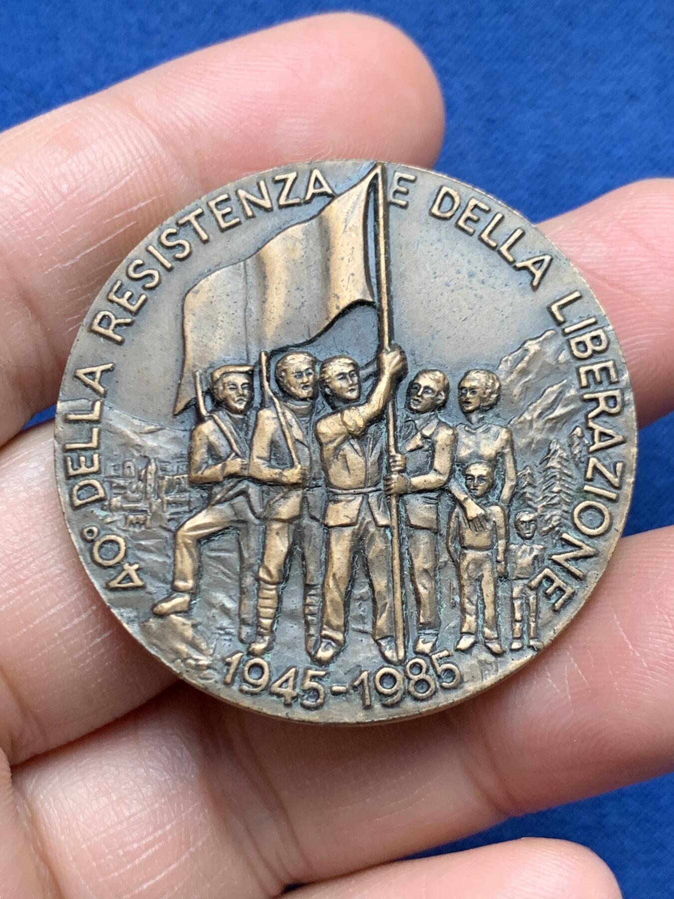 《竞宝斋》第472场 周日，周一，周二 3场连拍 （全场包邮）欢迎送拍 意大利抵抗运动与解放40周年纪念铜章，发行于1985年，用于纪念1945年二战胜利后意大利从法西斯统治下解放。34.95克，40mm。