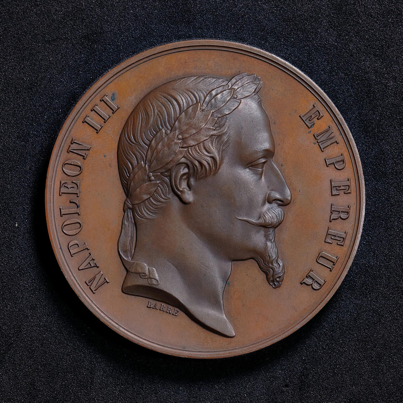 【俄甄集藏】2026年(049)03-18星期三 晚 19:30 全场包邮 法国1862年拿破仑三世头像纪念布雷斯特海军学院成立大铜章，高浮雕，巧克力包浆，类精制底板，设计经典，直径：60mm，重量：108克，原铸蜜蜂铭