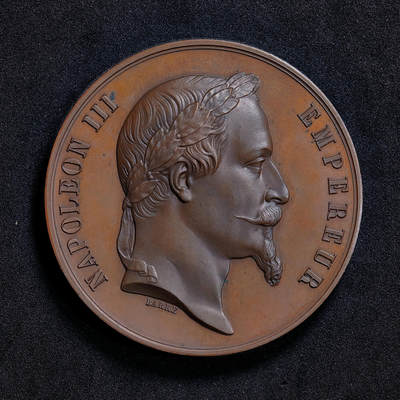 【俄甄集藏】2026年(049)03-18星期三 晚 19:30 全场包邮 - 法国1862年拿破仑三世头像纪念布雷斯特海军学院成立大铜章，高浮雕，巧克力包浆，类精制底板，设计经典，直径：60mm，重量：108克，原铸蜜蜂铭